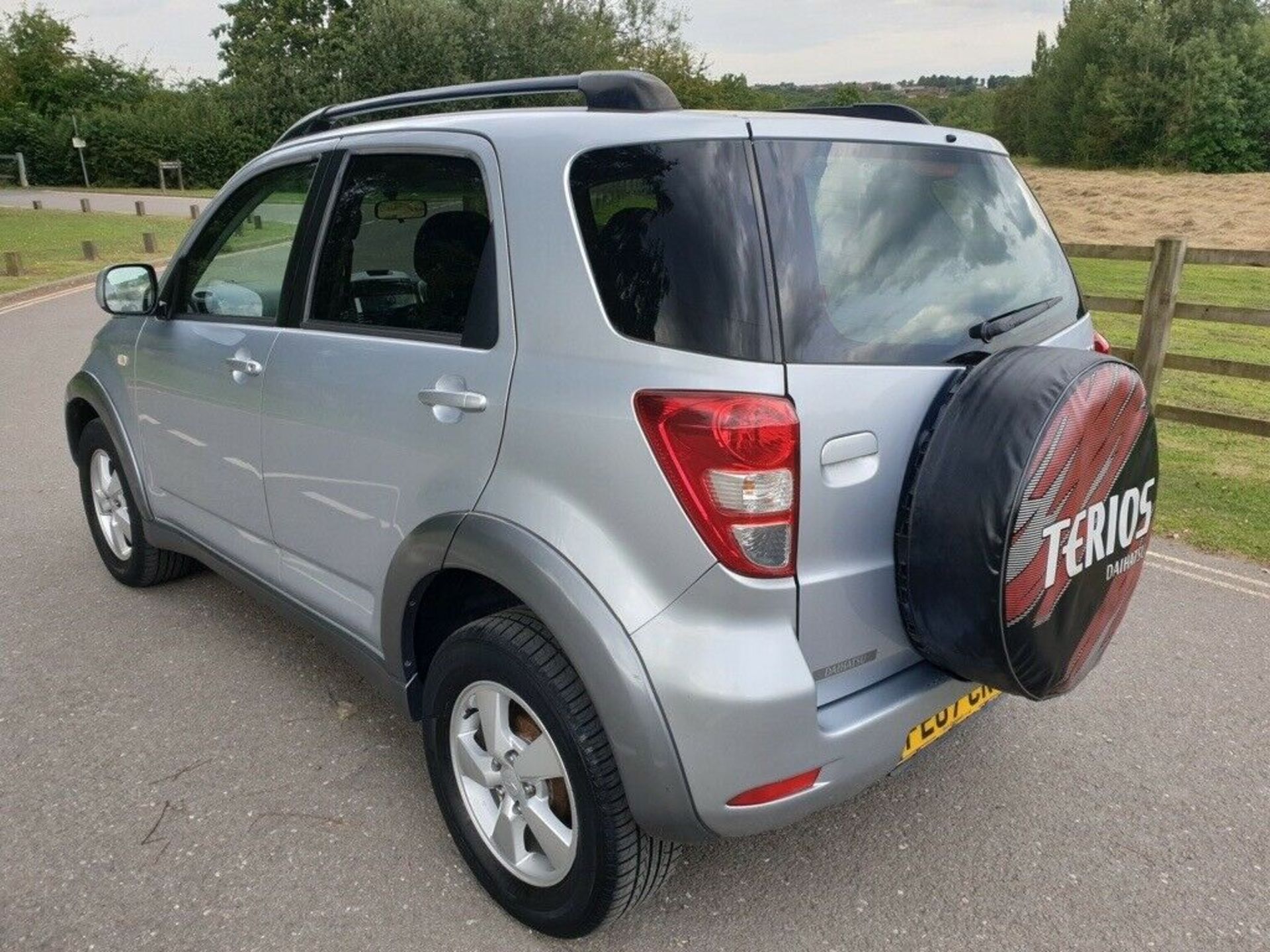 2007/07 REG DAIHATSU TERIOS SX 1.5 PETROL SILVER 5 DOOR HATCHBACK, SHOWING 3 FORMER KEEPERS *NO VAT* - Image 3 of 9