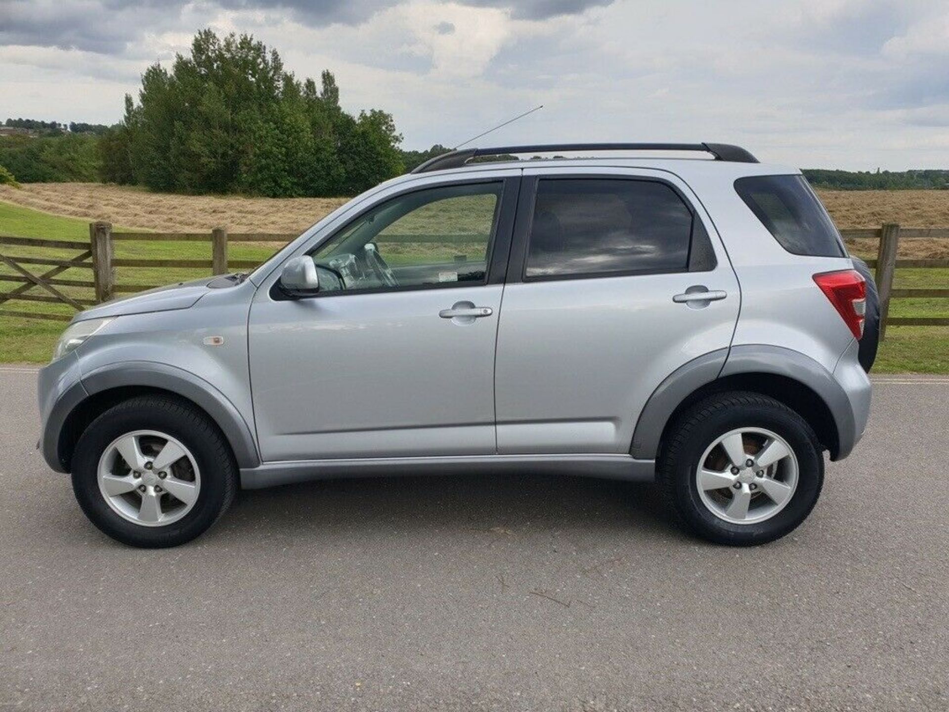 2007/07 REG DAIHATSU TERIOS SX 1.5 PETROL SILVER 5 DOOR HATCHBACK, SHOWING 3 FORMER KEEPERS *NO VAT*