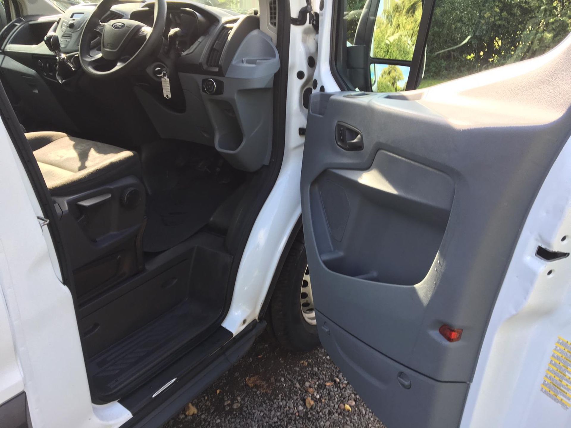 2015/15 REG FORD TRANSIT 350 2.2 DIESEL WHITE PANEL VAN, SHOWING 0 FORMER KEEPERS *NO VAT* - Image 10 of 13