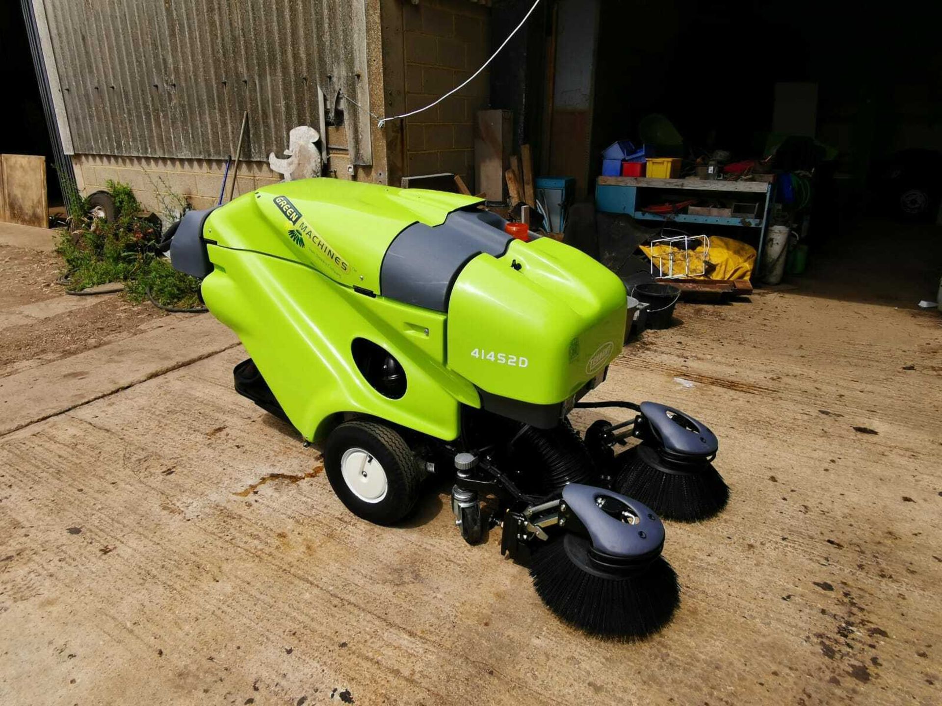 TENNANT GREEN MACHINE MODEL: 414S2D PEDESTRIAN SWEEPER, ONLY 75 HOURS, YEAR 2014. *PLUS VAT* - Image 5 of 9