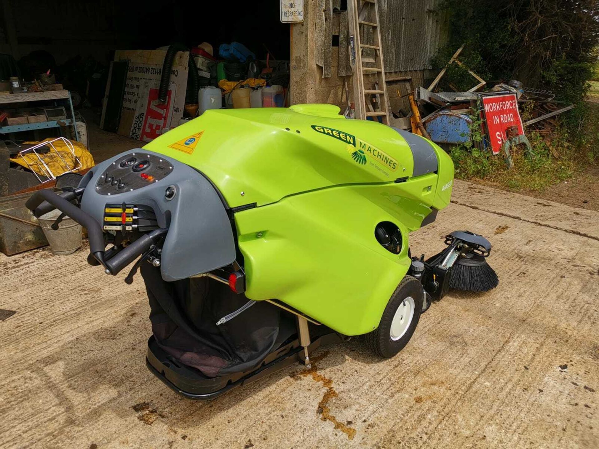 TENNANT GREEN MACHINE MODEL: 414S2D PEDESTRIAN SWEEPER, ONLY 75 HOURS, YEAR 2014. *PLUS VAT* - Image 6 of 9