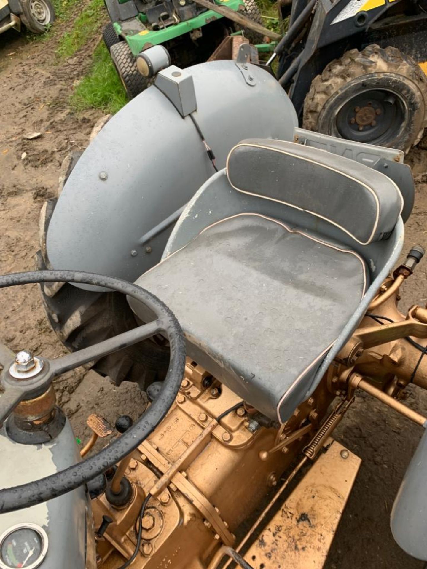 VINTAGE MASSEY FERGUSON DIESEL FARM TRACTOR GREY / GOLD, RUNS AND WORKS *PLUS VAT* - Image 5 of 8