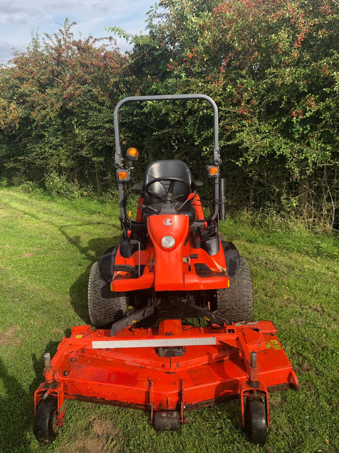 KUBTOA F3680 RIDE ON LAWN MOWER, RUNS WORKS AND CUTS, YEAR 2013 *PLUS VAT* - Image 2 of 8