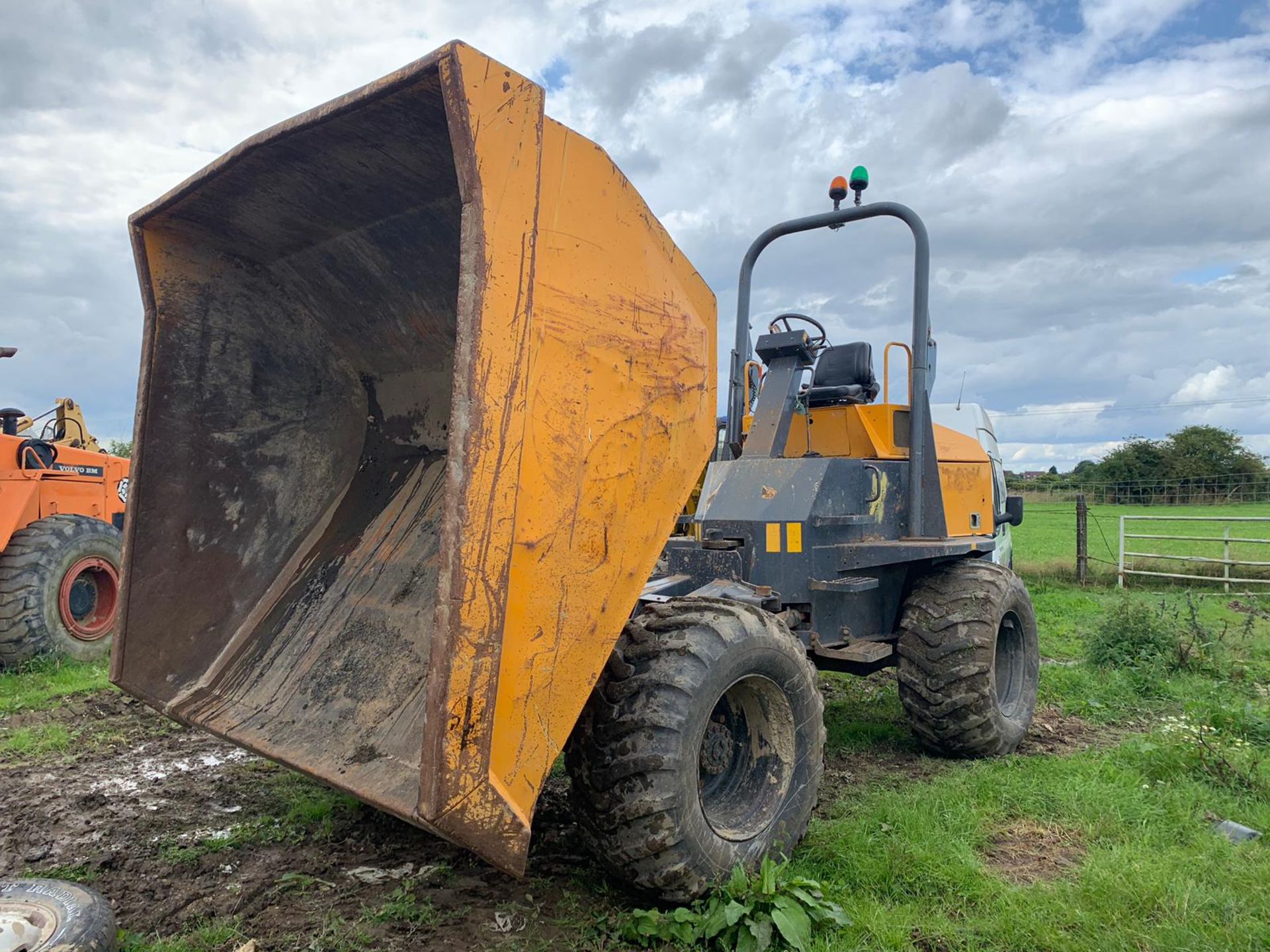 2010 TEREX TA9 STRAIGHT TIP 9 TON DUMPER, RUNS, WORKS AND TIPS *PLUS VAT* - Image 2 of 11