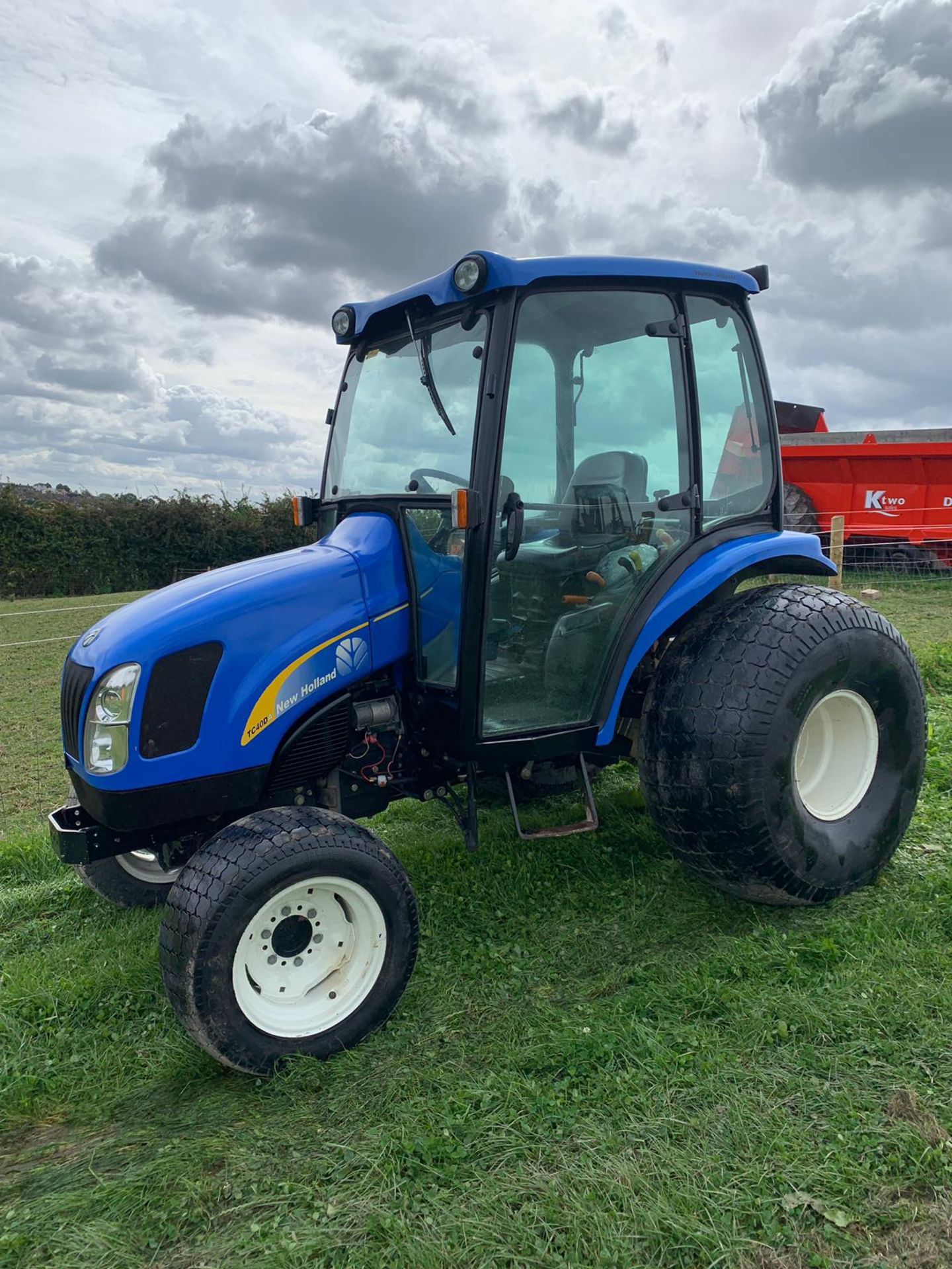 NEW HOLLAND TC40DA COMPACT TRACTOR WITH FULL GLASS CAB, 3 POINT LINKAGE *PLUS VAT* - Image 4 of 15