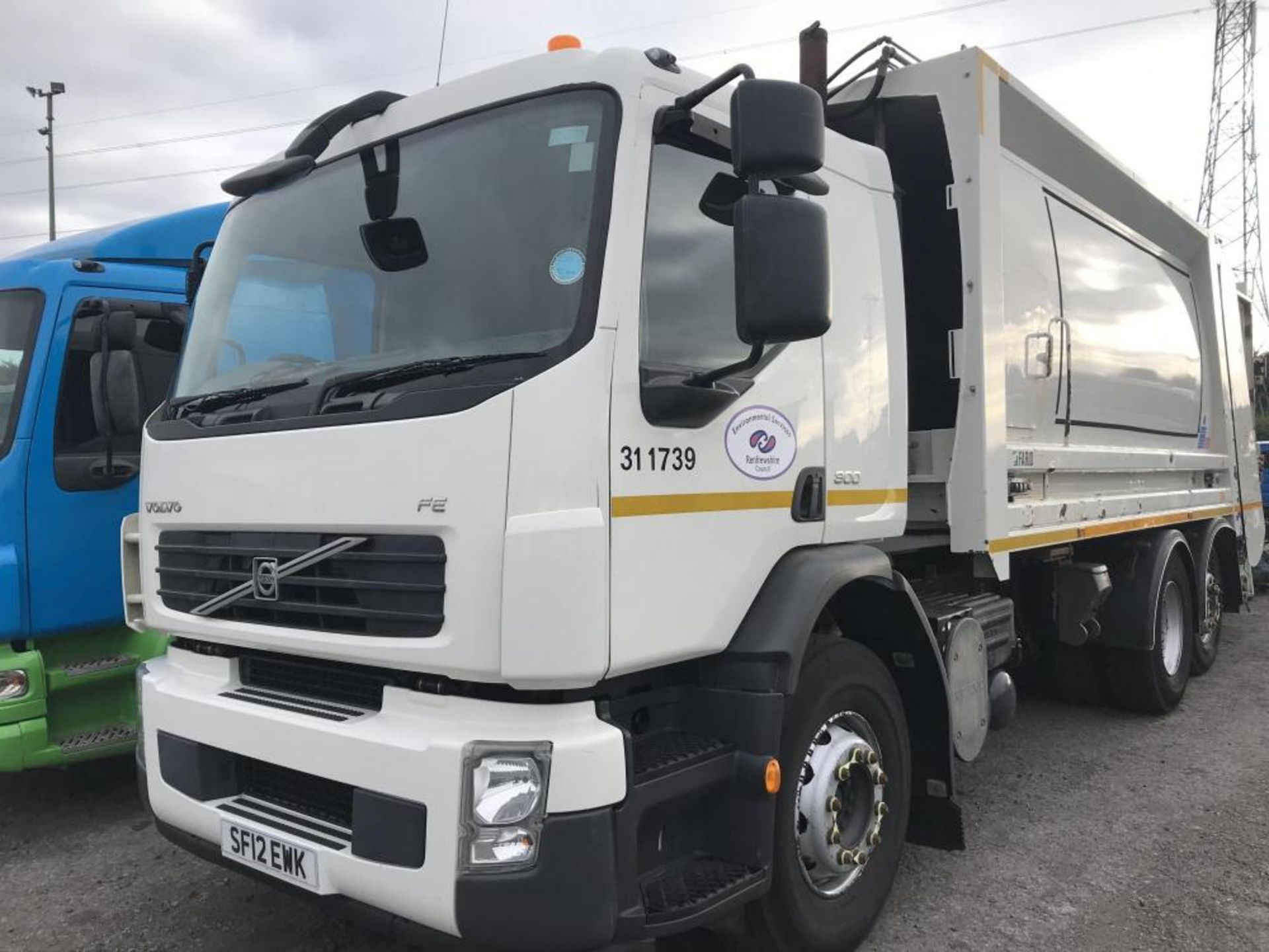 2012/12 REG VOLVO FE 300 6X2 REFUSE TRUCK REAR STEERING REAR LIFT EX COUNCIL AUTO GEARBOX FARAD BODY - Image 2 of 9