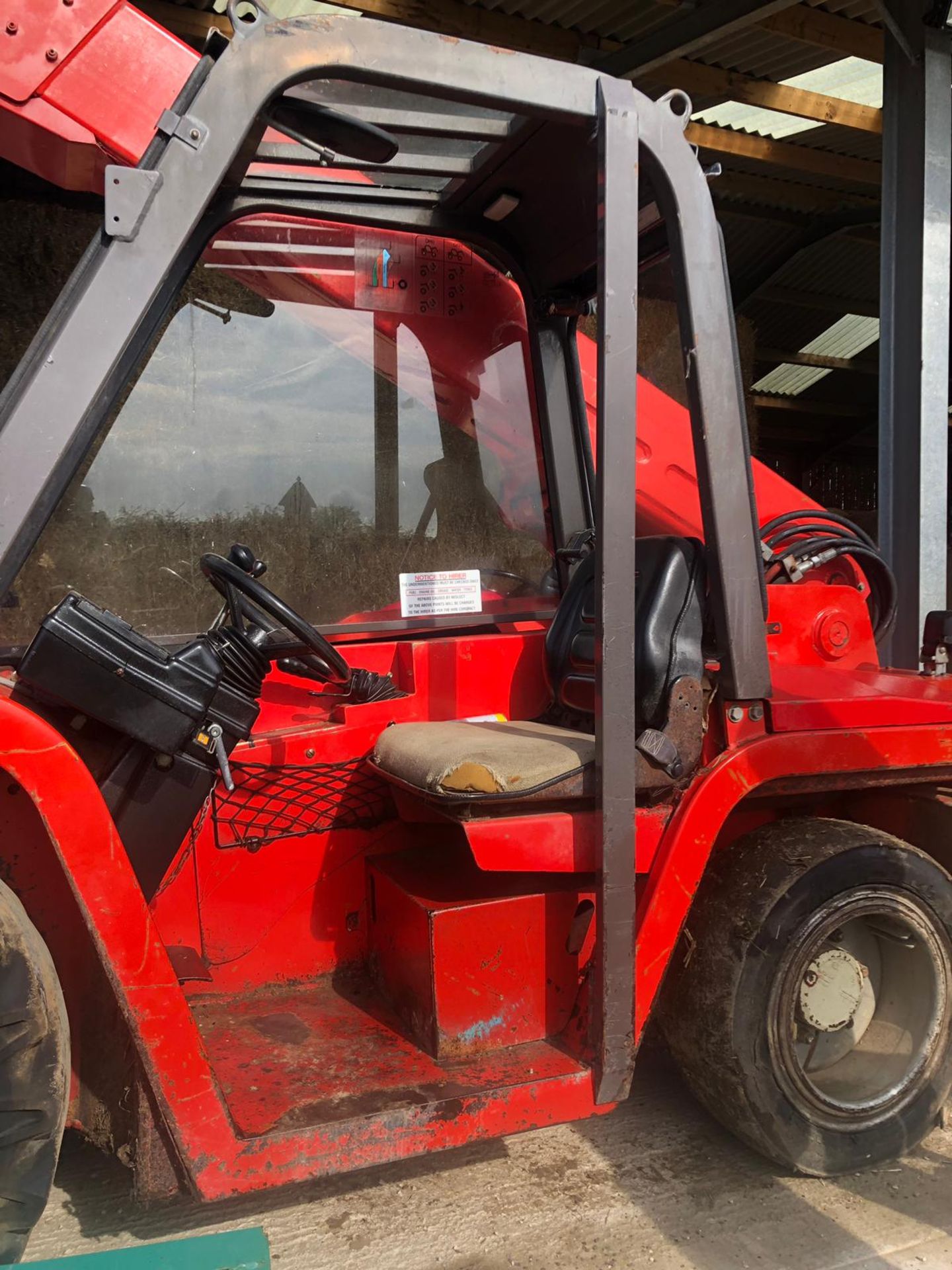 2004 MANITOU BT420 TELESCOPIC HANDLER, RUNS WORKS AND LIFTS *PLUS VAT* - Image 3 of 8