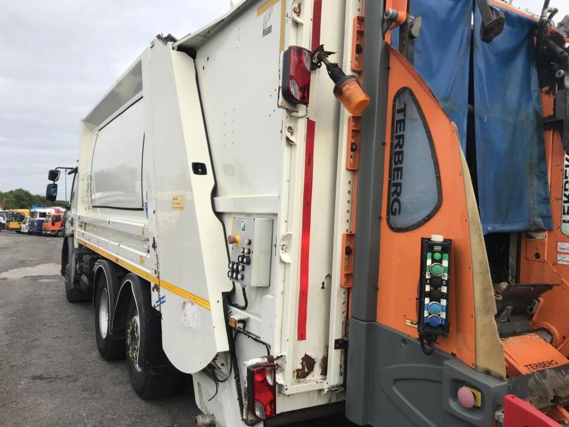 2012/12 REG VOLVO FE 300 6X2 REFUSE TRUCK REAR STEERING REAR LIFT EX COUNCIL AUTO GEARBOX FARAD BODY - Image 3 of 9