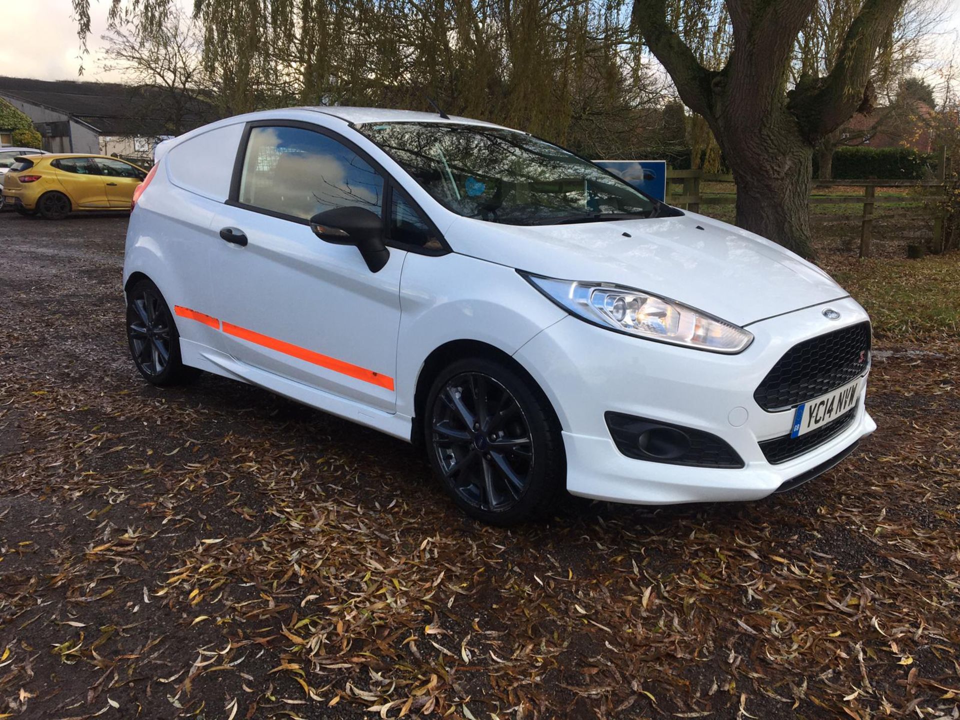 2014/14 REG FORD FIESTA ECONETIC TECH TDCI 1.6 DIESEL WHITE CAR/VAN, SHOWING 0 FORMER KEEPERS