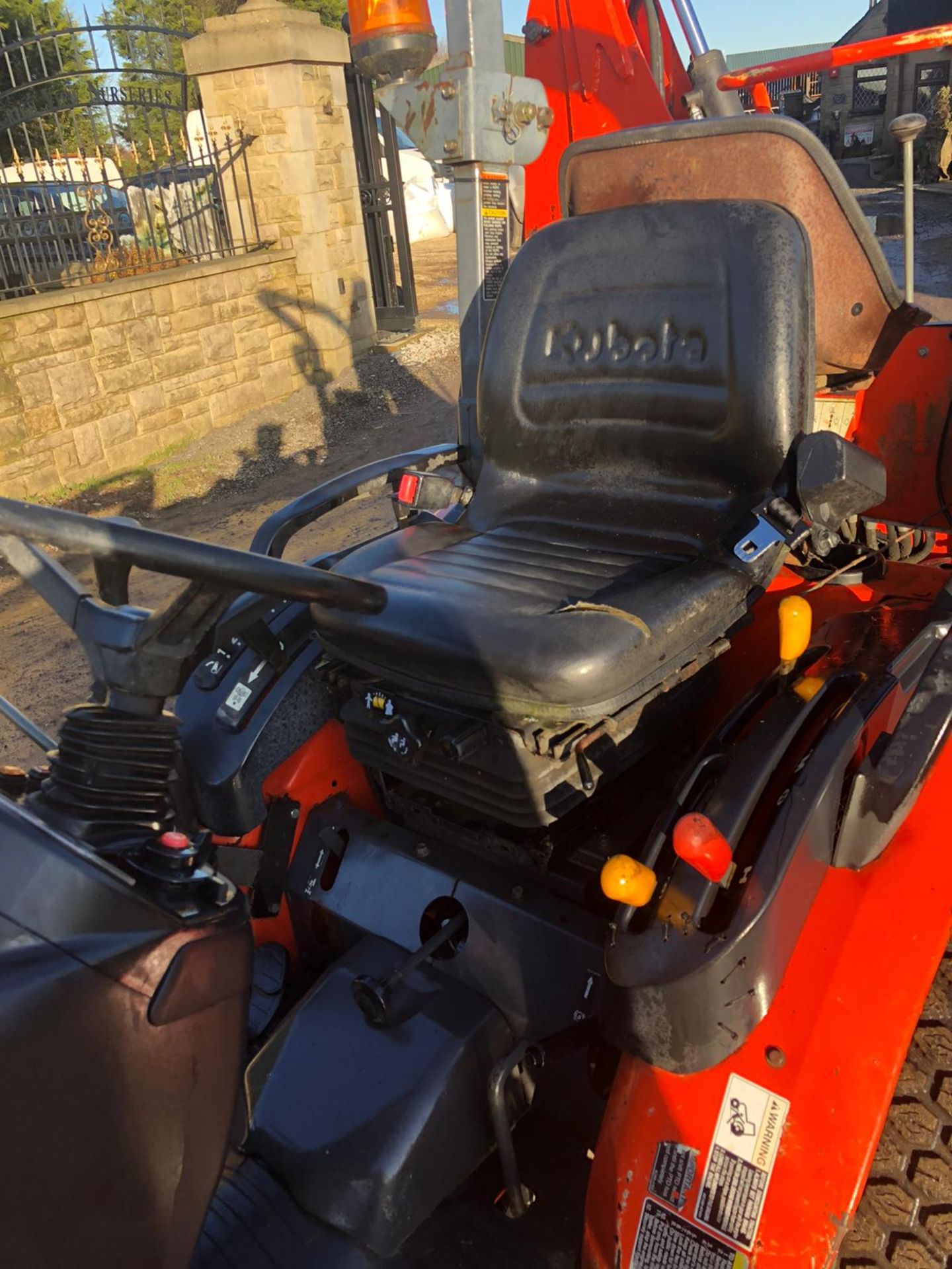 2008 KUBOTA B2530 DIESEL COMPACT TRACTOR C/W LEWIS 25QH FRONT LOADER & BACKHOE / ACTOR *PLUS VAT* - Image 4 of 5