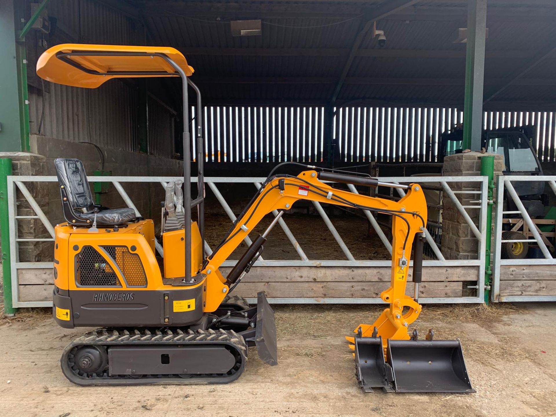 2019 - NEW & UNUSED MINI TRACKED EXCAVATOR MICRO RHINOCEROS XN08 C/W 3 X BUCKETS *PLUS VAT* - Image 9 of 10