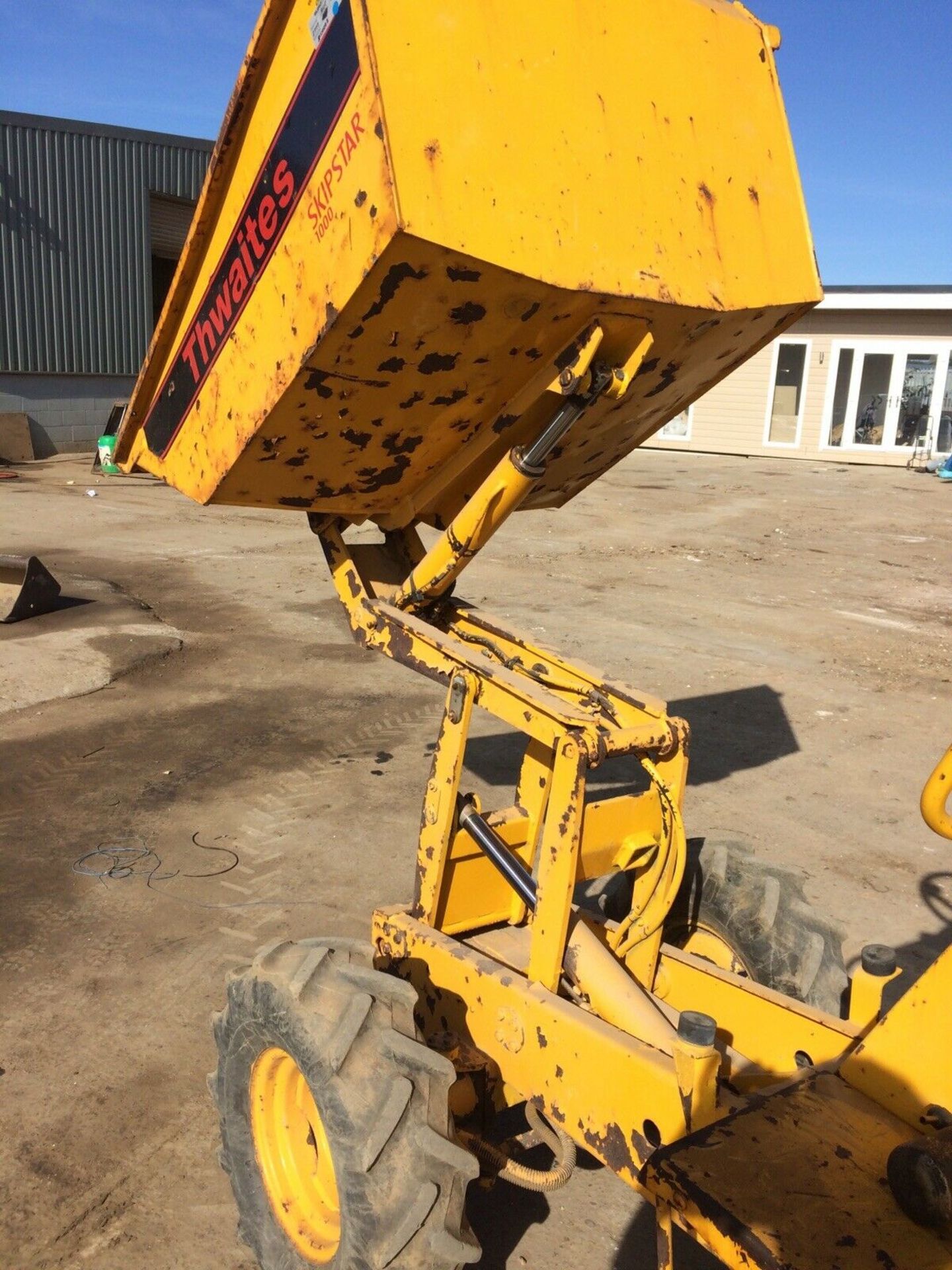 THWAITES SKIP STAR 1 TON HI TIP DUMPER, YEAR 2002, RUNS, WORKS AND TIPS, ONLY 546 HOURS *PLUS VAT* - Image 3 of 5