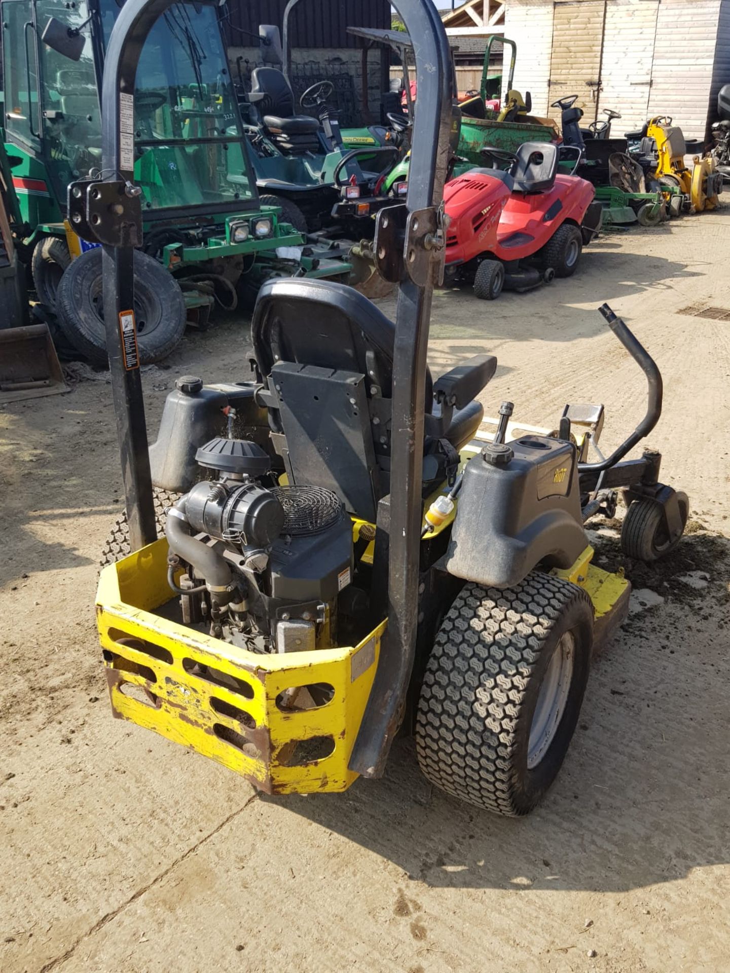 2002 GREAT DANE CHARIOT ZERO TURN RIDE ON LAWN MOWER *PLUS VAT* - Image 3 of 6