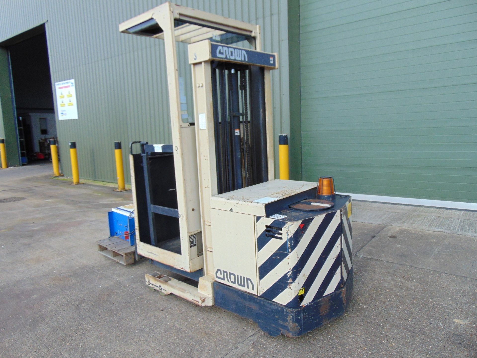 CROWN SP36 1000KGS STOCKPICKER MAN UP ELECTRIC FORKLIFT ONLY 1,556 HOURS *NO VAT* - Image 3 of 18