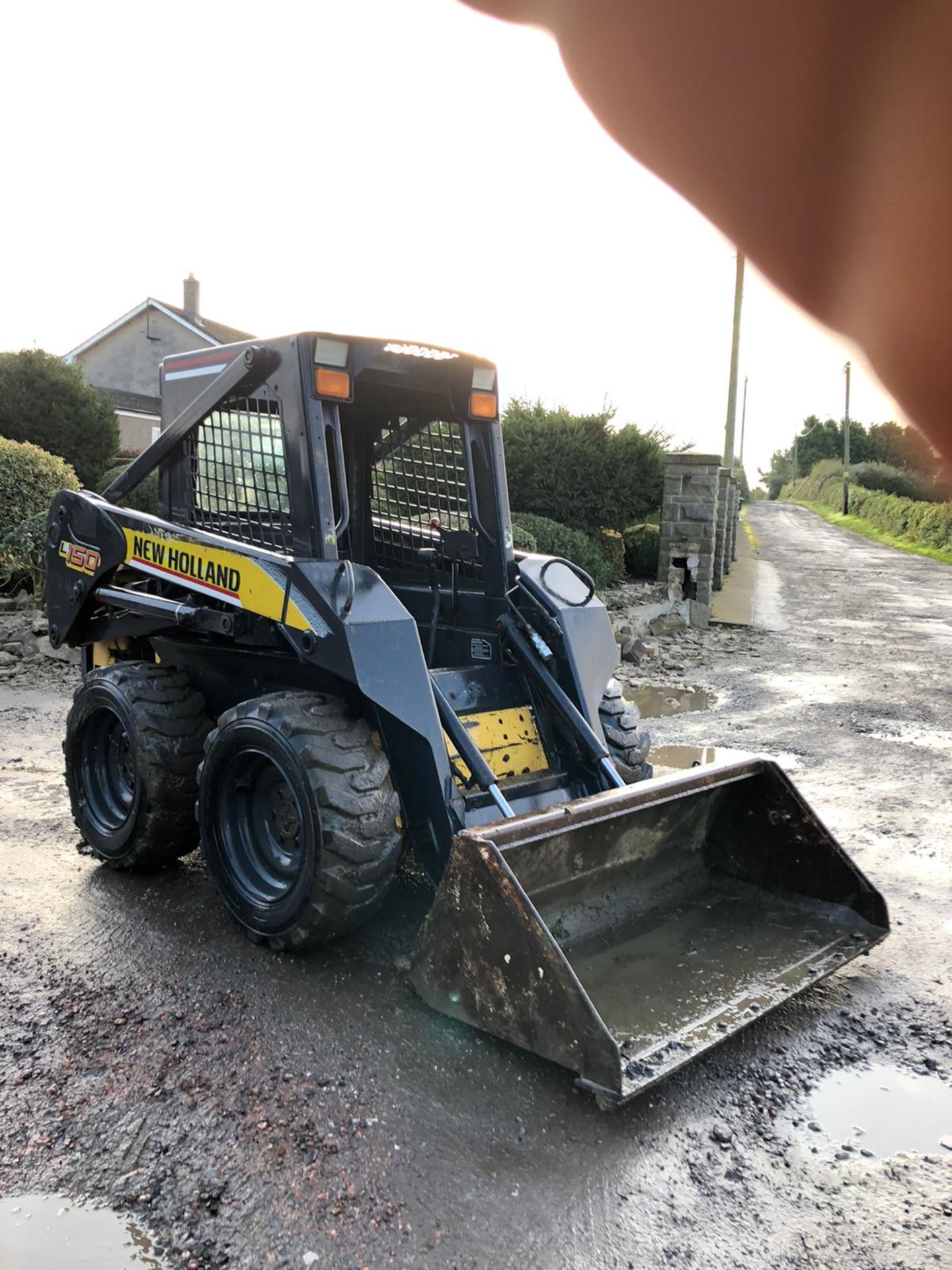 NEW HOLLAND L150 SKID STEER LOADER 4WD WITH BUCKET, RUNS, WORKS AND LIFTS *PLUS VAT* - Image 2 of 6