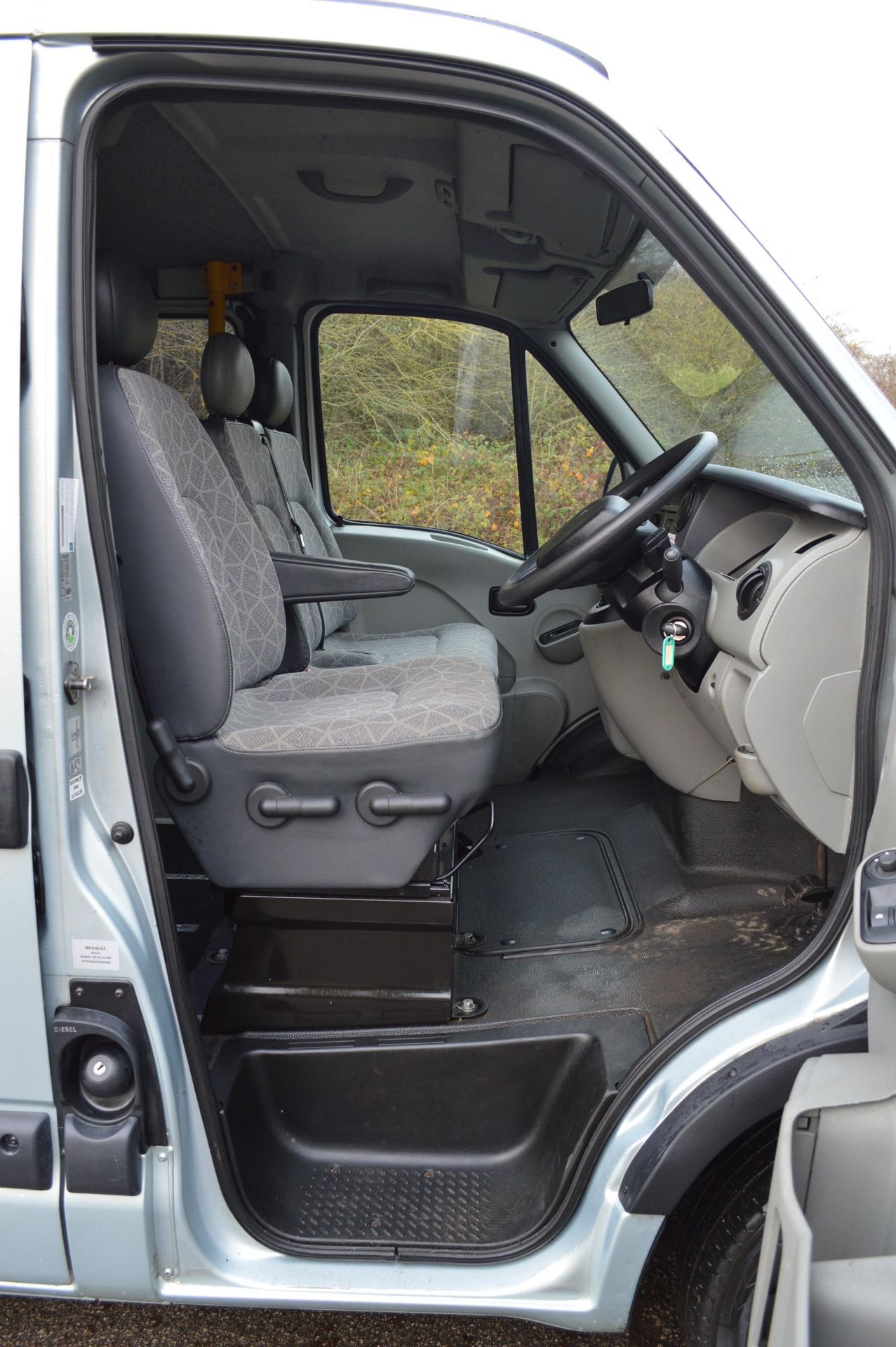 SUPER RARE 2010 RENAULT MASTER SL28 DCI 100 AUTO 2.5 DIESEL GREY DISABLED MINIBUS WITH RICON LIFT - Image 25 of 43