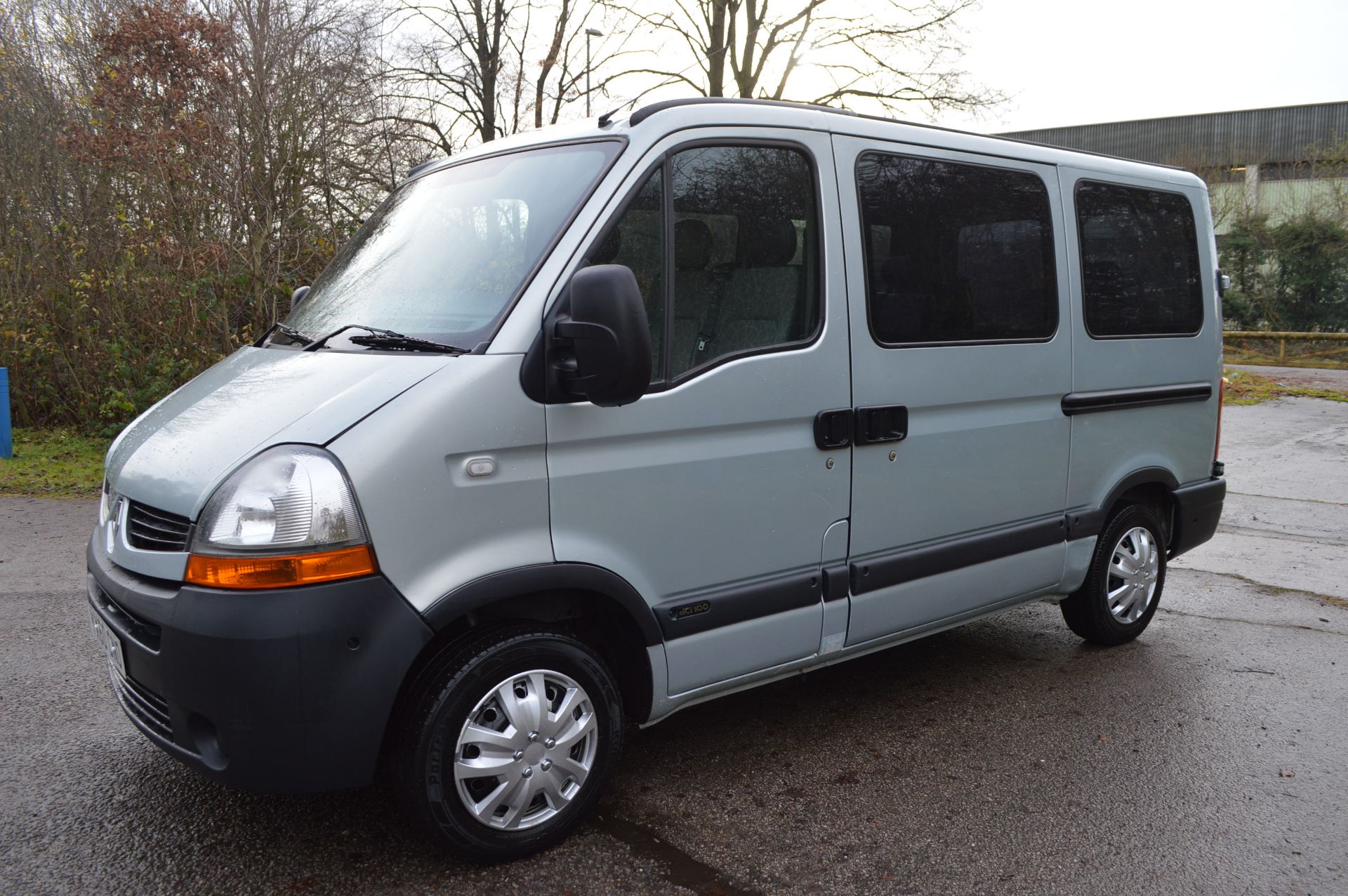 SUPER RARE 2010 RENAULT MASTER SL28 DCI 100 AUTO 2.5 DIESEL GREY DISABLED MINIBUS WITH RICON LIFT - Image 3 of 43