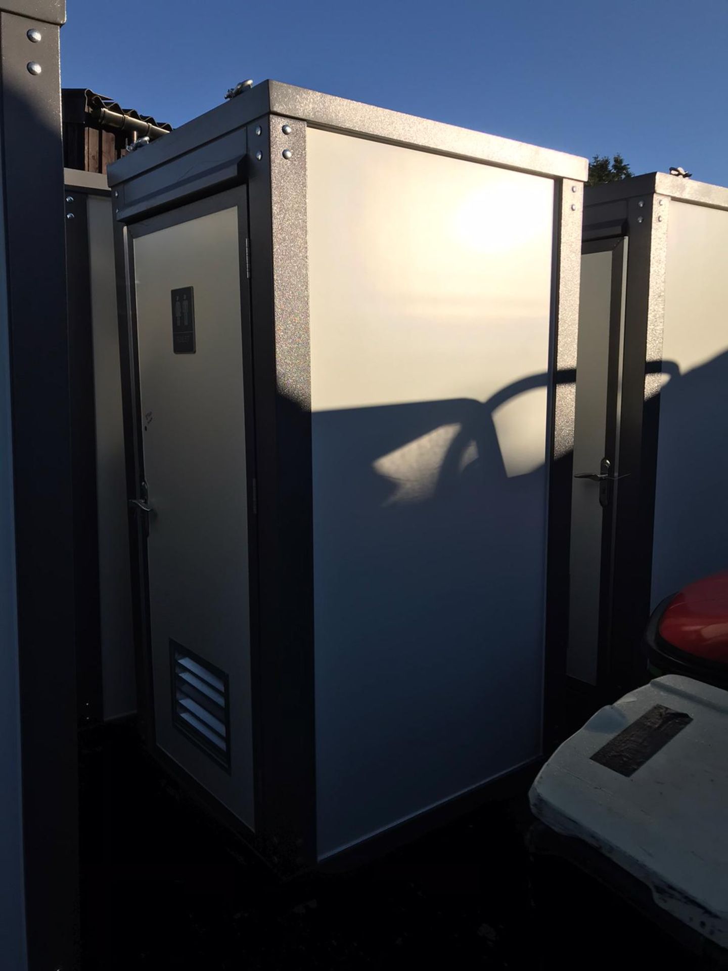 PORTABLE TOILET UNIT / TOILET BLOCK, C/W SINK & TOILET *PLUS VAT*