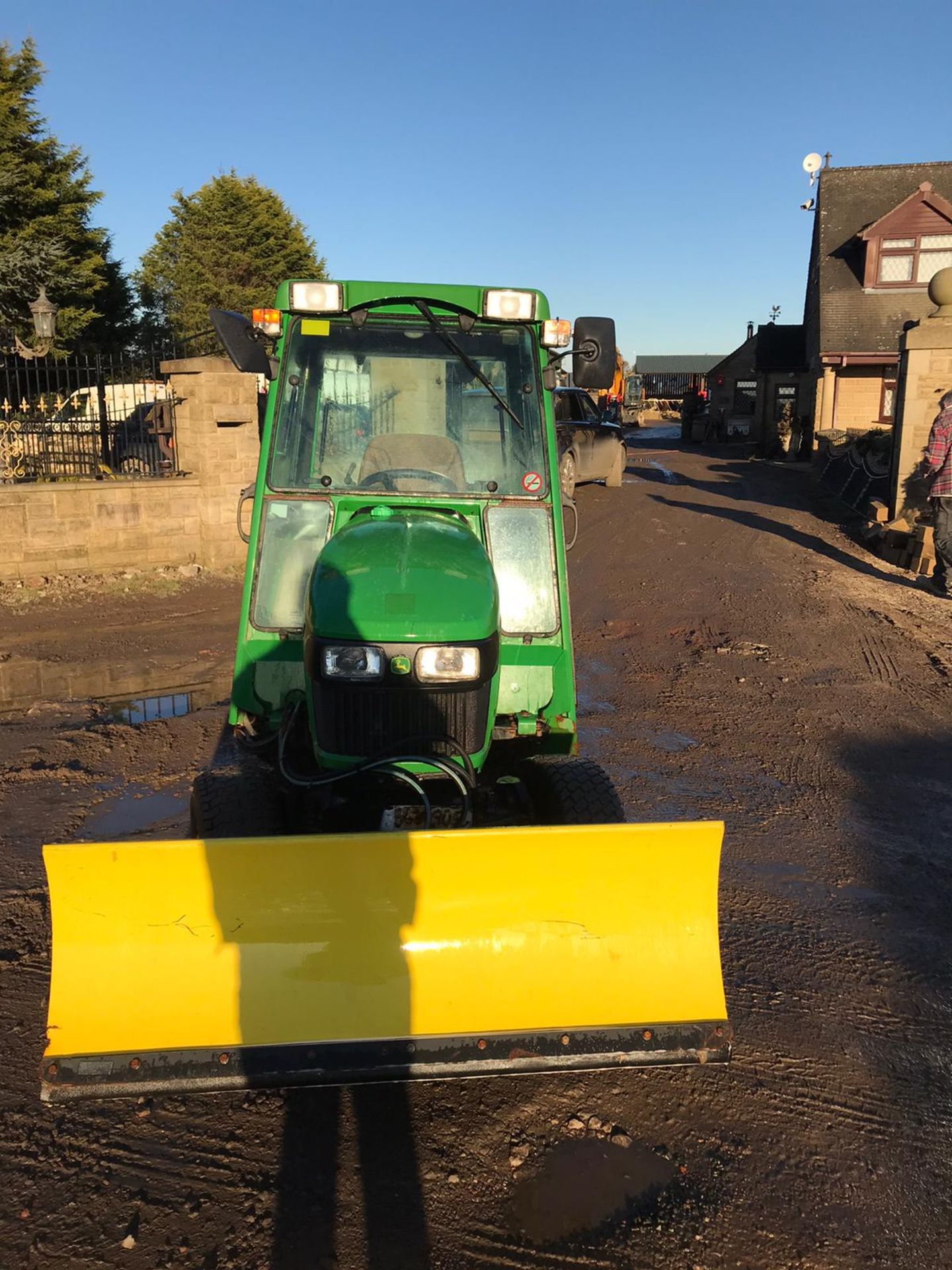 JOHN DEERE 2025R COMPACT TRACTOR, YEAR 2014, FRONT HYDRAULICS, TILT BLADE, FULL CAB C/W REAR GRITTER - Image 2 of 5