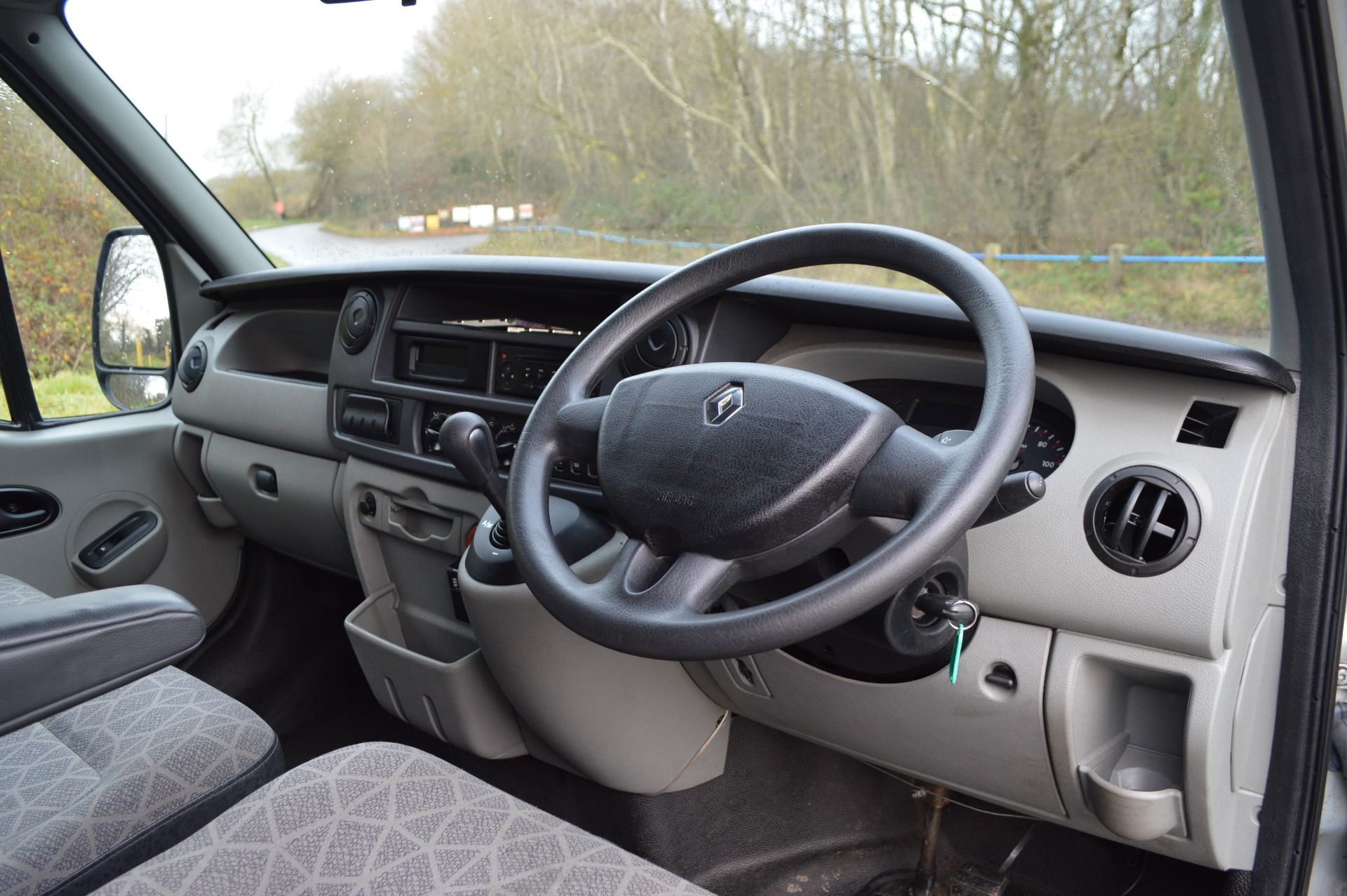 SUPER RARE 2010 RENAULT MASTER SL28 DCI 100 AUTO 2.5 DIESEL GREY DISABLED MINIBUS WITH RICON LIFT - Image 27 of 43