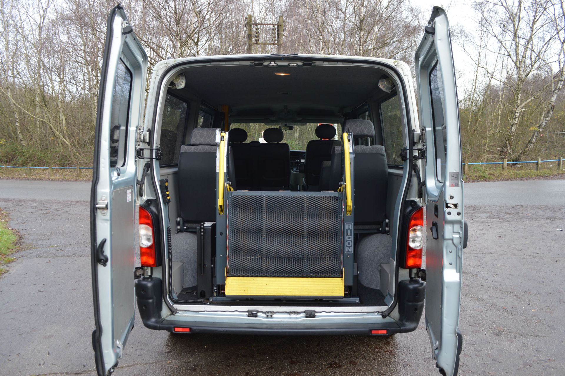 SUPER RARE 2010 RENAULT MASTER SL28 DCI 100 AUTO 2.5 DIESEL GREY DISABLED MINIBUS WITH RICON LIFT - Image 13 of 43