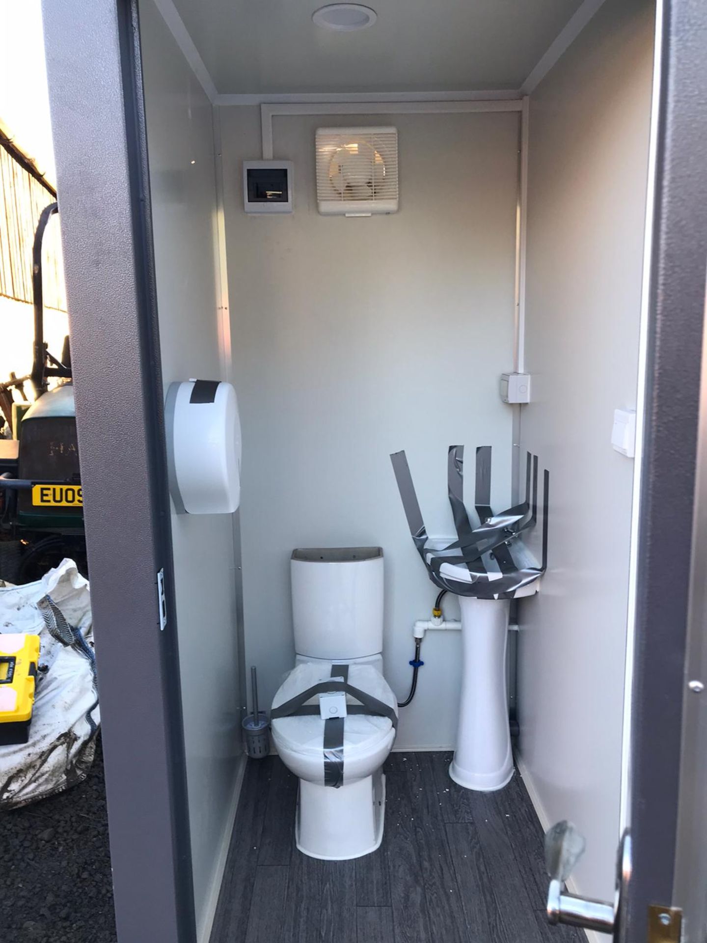 PORTABLE TOILET UNIT / TOILET BLOCK, C/W SINK & TOILET *PLUS VAT* - Image 2 of 2