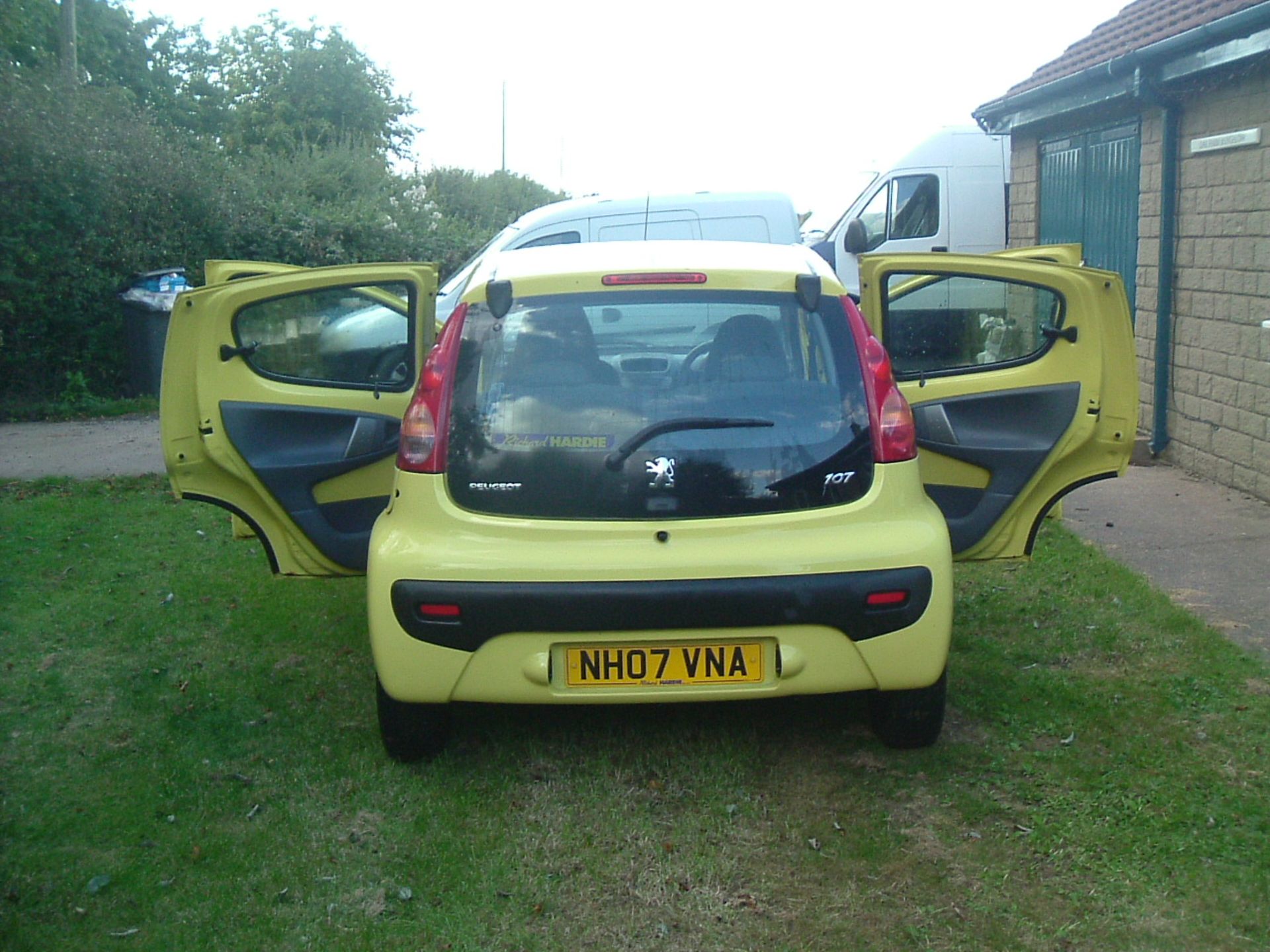 2007/07 REG PEUGEOT 107 URBAN YELLOW 1.0L PETROL 5 DOOR HATCHBACK, SHOWING 1 FORMER KEEPER *NO VAT* - Image 4 of 8