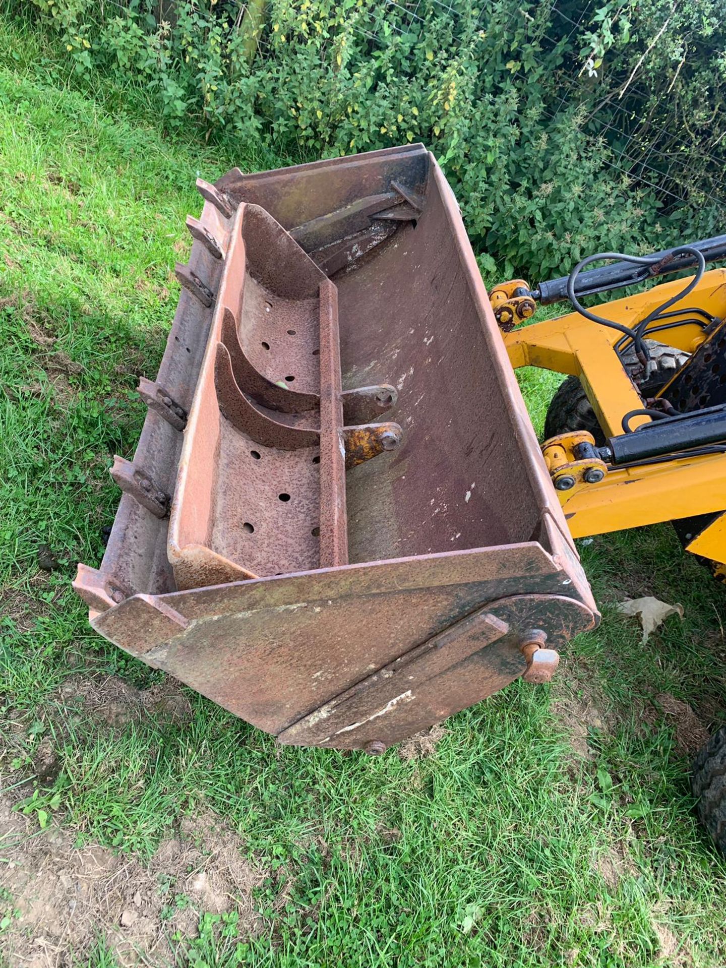 LEWIS BADGER COMPACT TRACTOR LOADER 4X4 BACKHOE DIGGER C/W EXTRA BUCKET *PLUS VAT* - Image 7 of 9