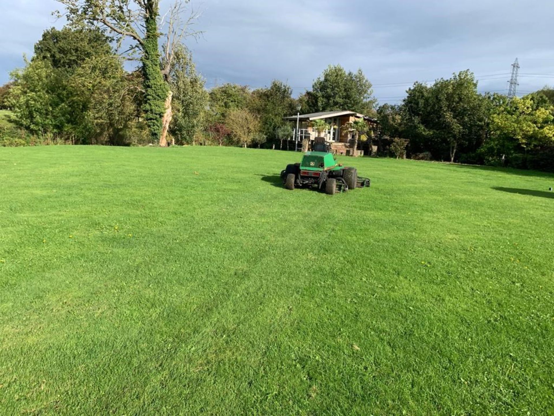 JOHN DEERE 4x4 3235A 5 GANG FAIRWAY RIDE ON DIESEL MOWER, IN GOOD WORKING CONDITION *NO VAT* - Image 5 of 17