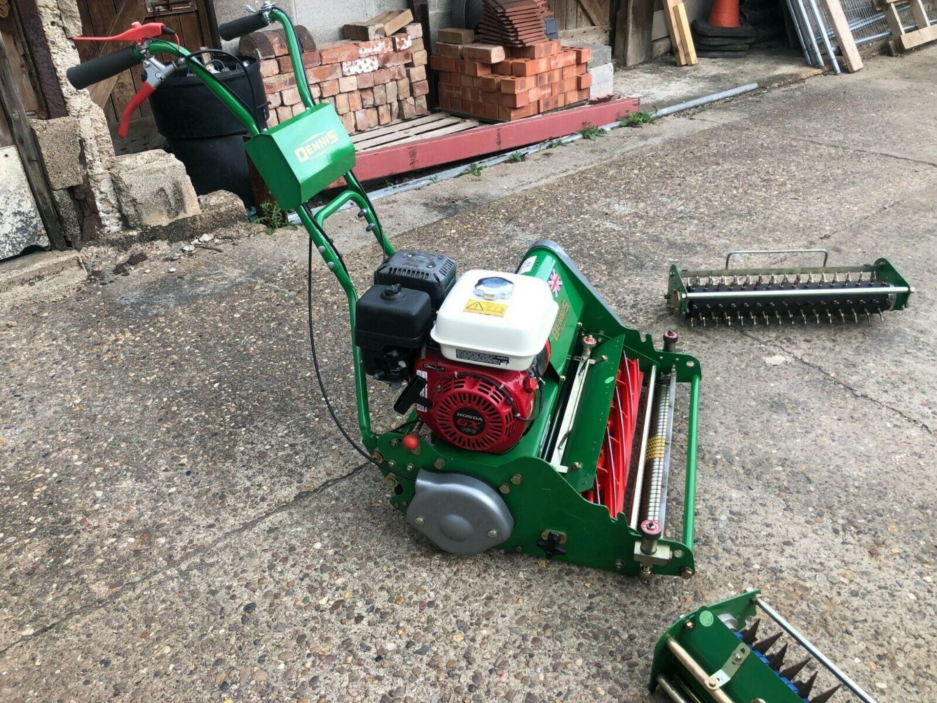 DENNIS FT610 MOWER, 24" CUT, YEAR 2015, C/W 3 CASSETTES & GRASS BOX *PLUS VAT* - Image 3 of 9