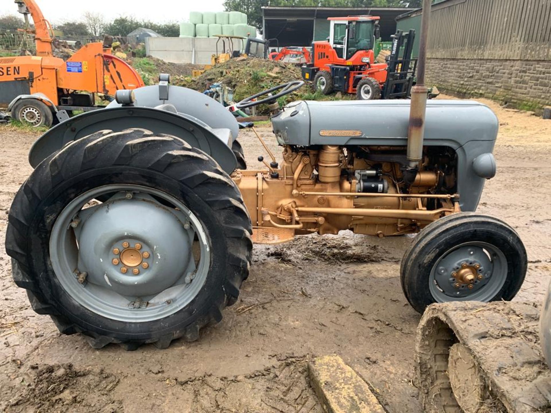 VINTAGE MASSEY FERGUSON DIESEL FARM TRACTOR GREY / GOLD, RUNS AND WORKS *PLUS VAT* - Image 4 of 8