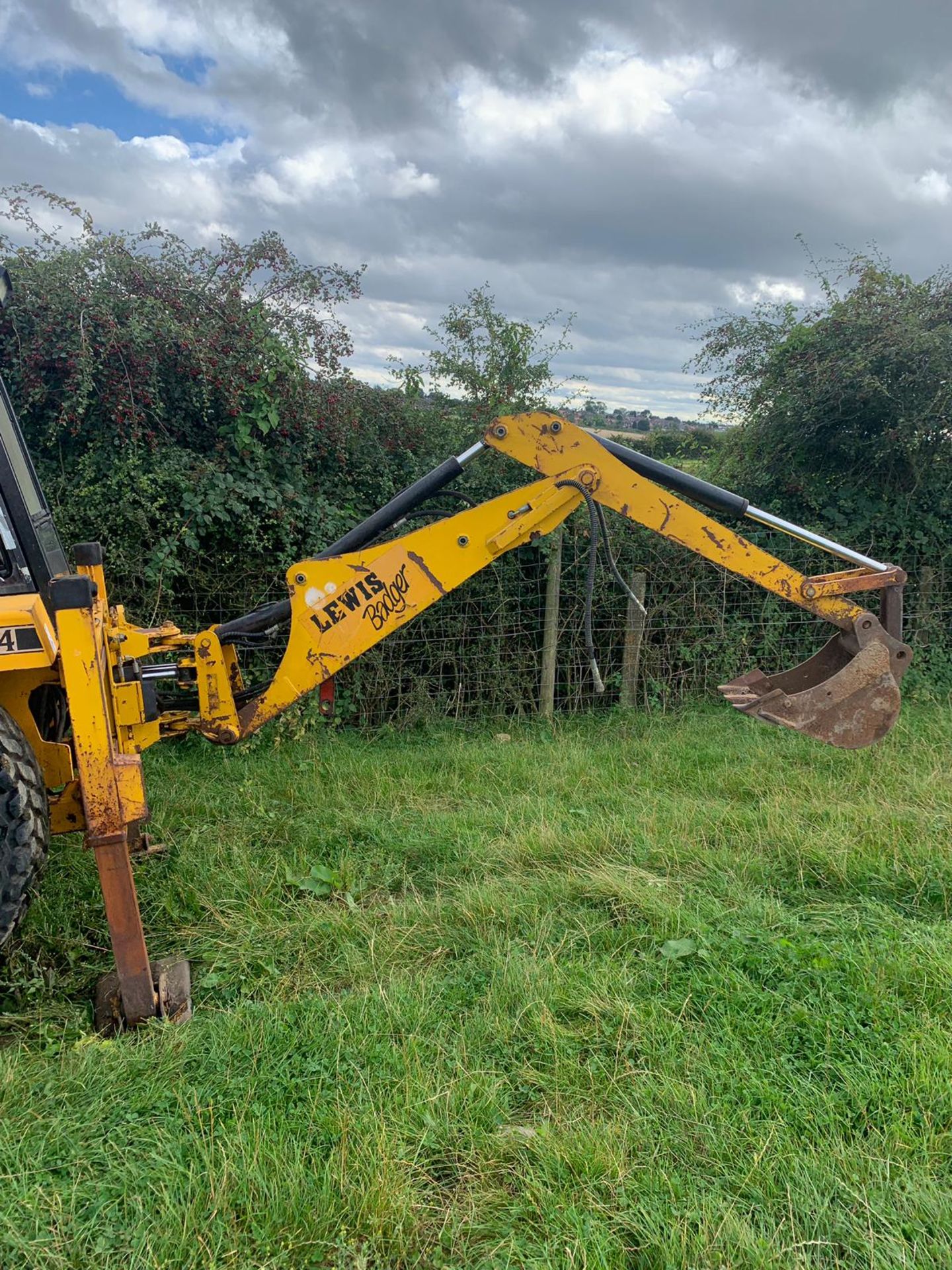 LEWIS BADGER COMPACT TRACTOR LOADER 4X4 BACKHOE DIGGER C/W EXTRA BUCKET *PLUS VAT* - Image 4 of 9