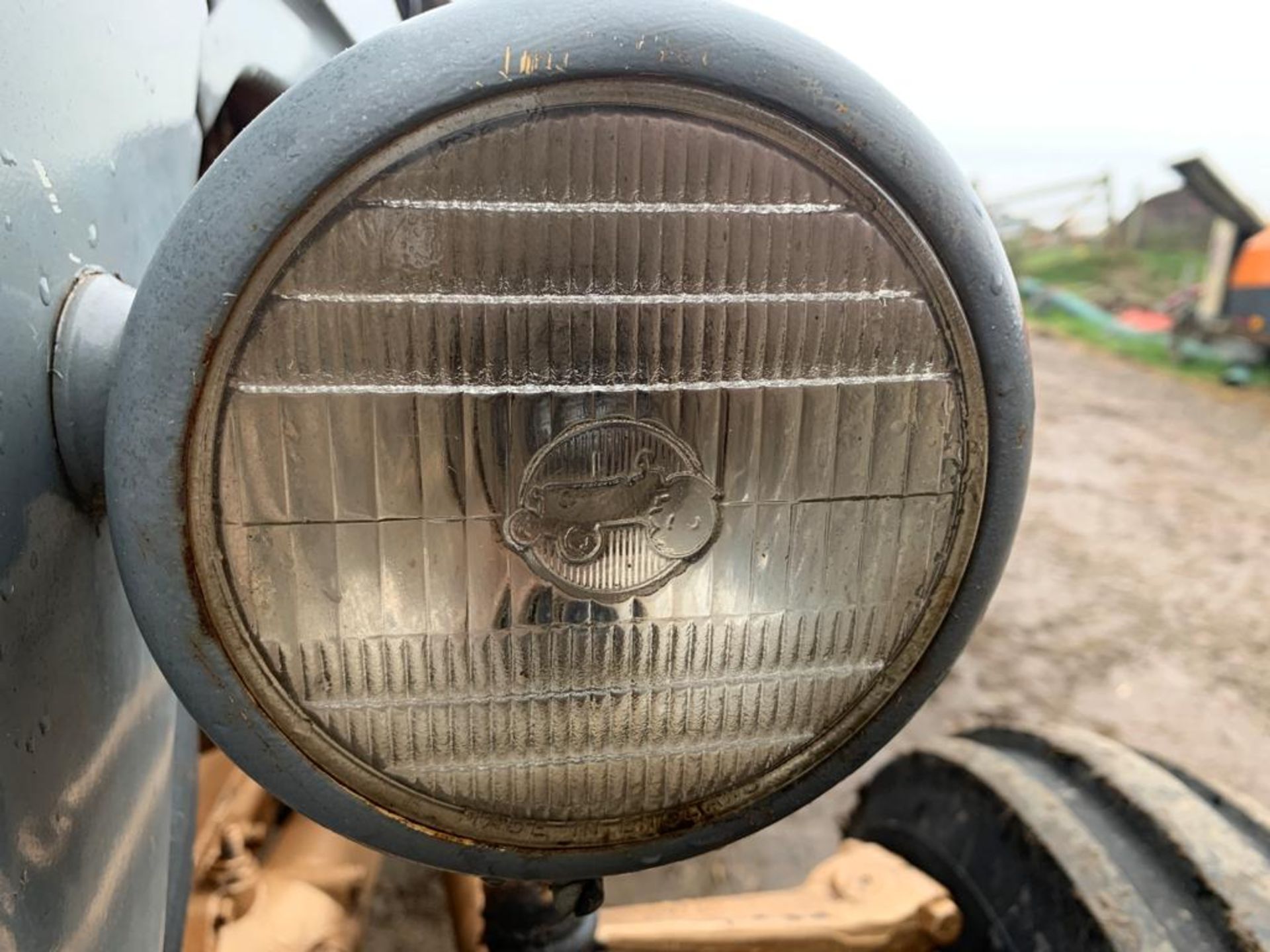 VINTAGE MASSEY FERGUSON DIESEL FARM TRACTOR GREY / GOLD, RUNS AND WORKS *PLUS VAT* - Image 6 of 8