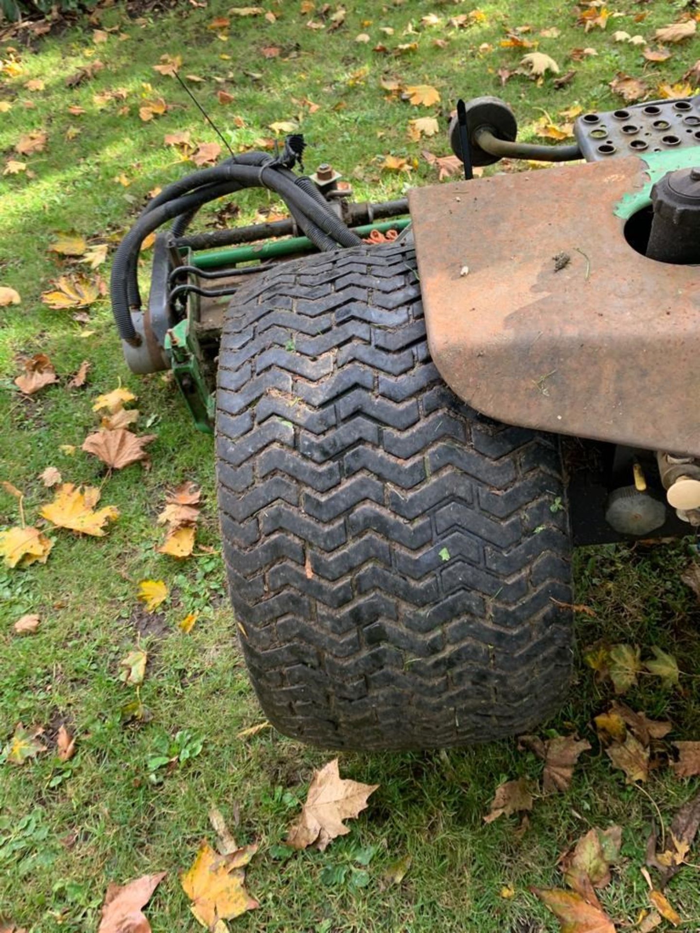 JOHN DEERE 4x4 3235A 5 GANG FAIRWAY RIDE ON DIESEL MOWER, IN GOOD WORKING CONDITION *NO VAT* - Image 6 of 17