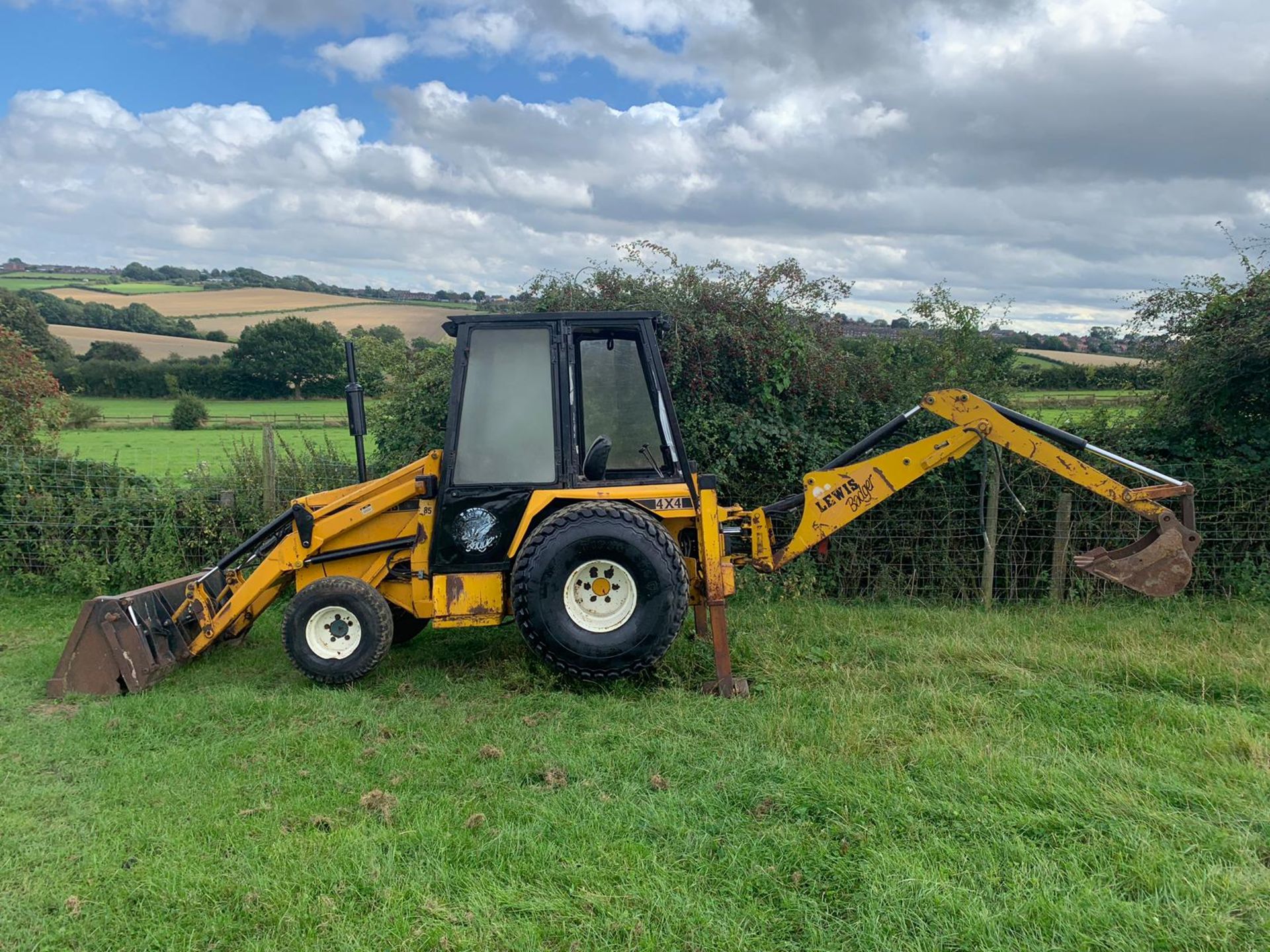 LEWIS BADGER COMPACT TRACTOR LOADER 4X4 BACKHOE DIGGER C/W EXTRA BUCKET *PLUS VAT* - Image 3 of 9