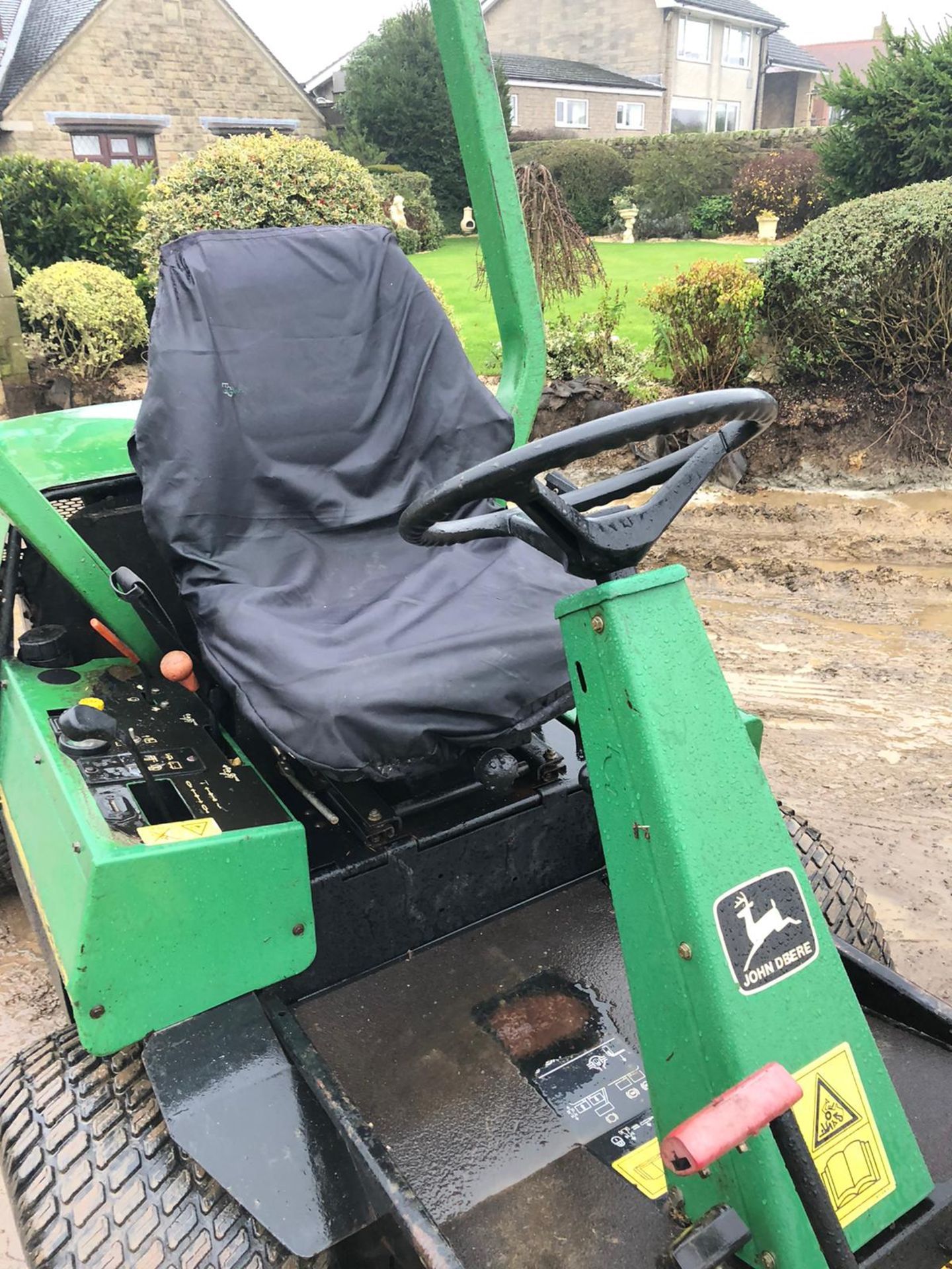 JOHN DEERE F1145 RIDE ON LAWN MOWER 4WD, C/W 2 DECKS ROTARY AND FLAIL, RUNS, WORKS AND CUTS *NO VAT* - Image 3 of 6