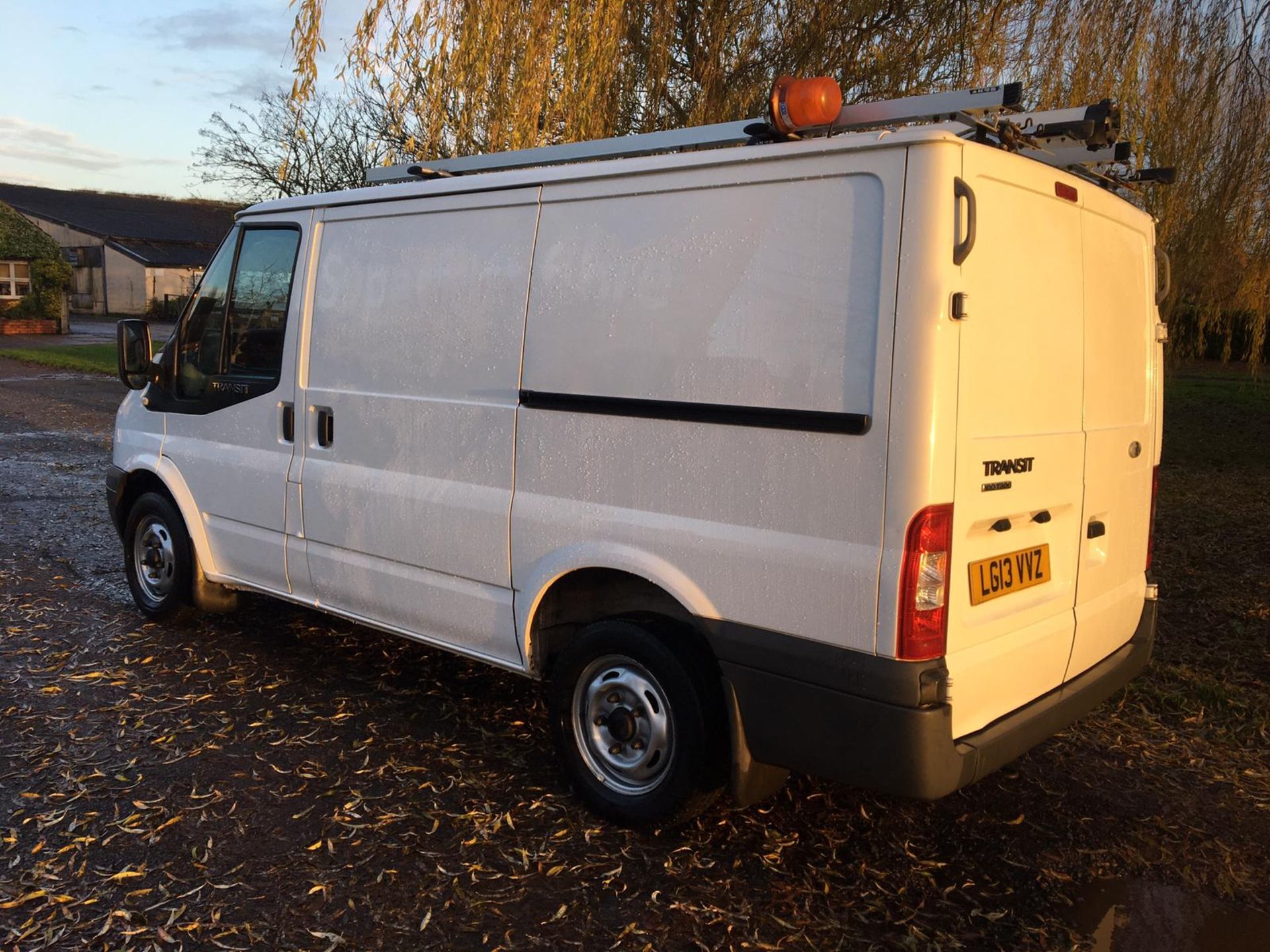 2013/13 REG FORD TRANSIT 100 T300 FWD 2.2 DIESEL PANEL VAN, SHOWING 0 FORMER KEEPERS *PLUS VAT* - Image 4 of 13