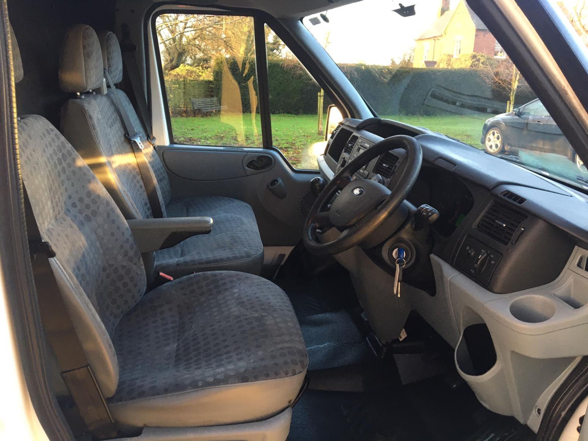 2013/13 REG FORD TRANSIT 100 T300 FWD 2.2 DIESEL PANEL VAN, SHOWING 0 FORMER KEEPERS *PLUS VAT* - Image 10 of 13