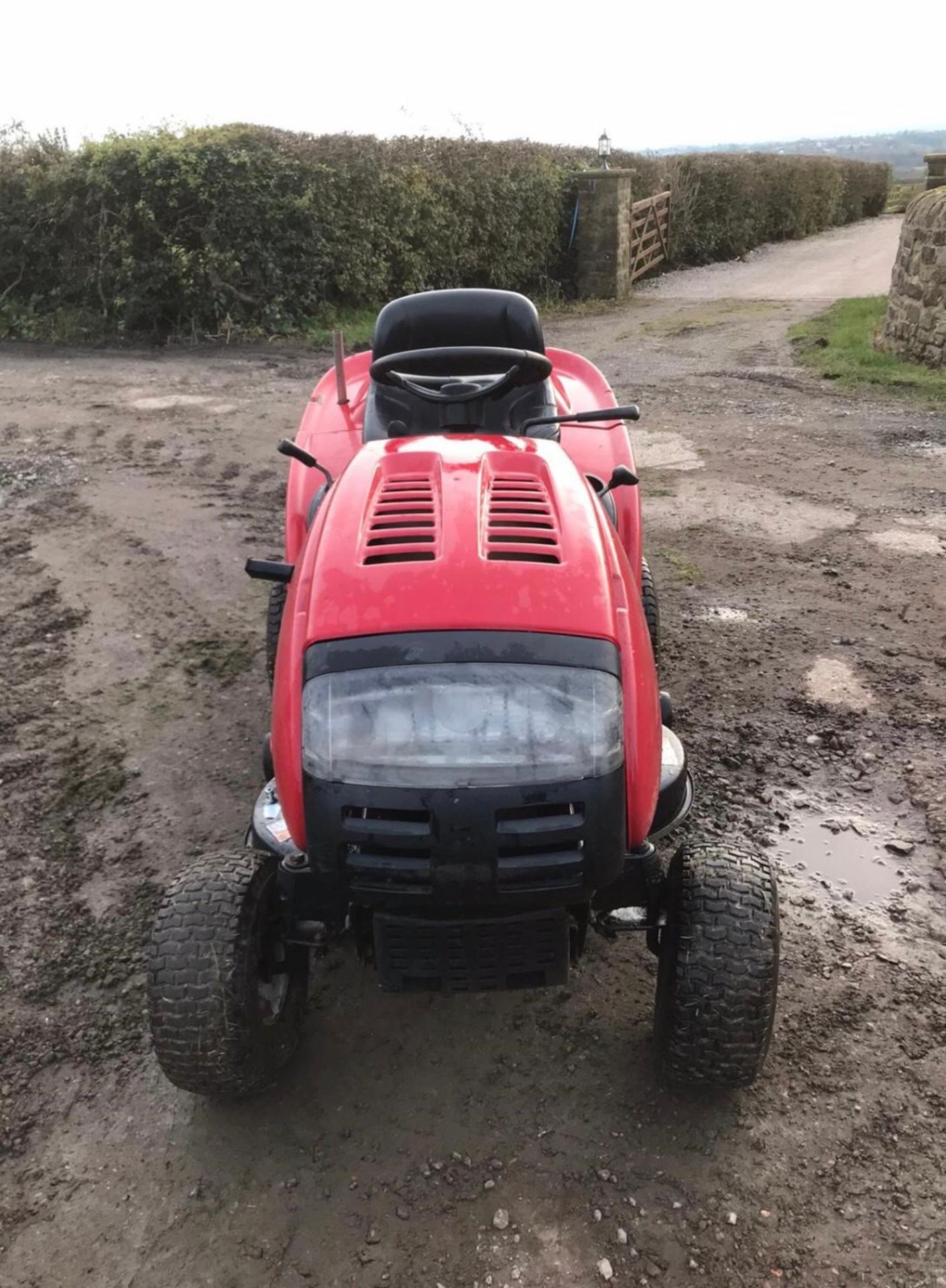 LAWN FLITE 705 AUTO DRIVE, RIDE ON LAWN MOWER, RUNS, WORKS AND CUTS *NO VAT* - Image 2 of 4