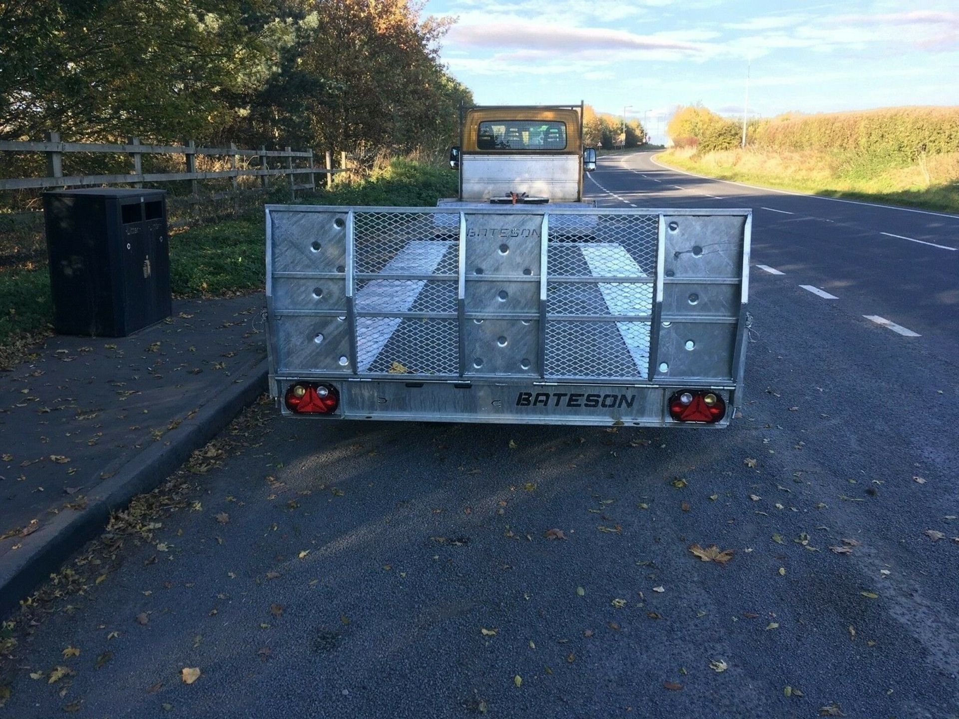 BATESON PT44 HYDRAULIC TWIN AXLE TILT BED TRAILER WITH DROP DOWN RAMP, AS NEW CONDITION *PLUS VAT* - Image 4 of 5