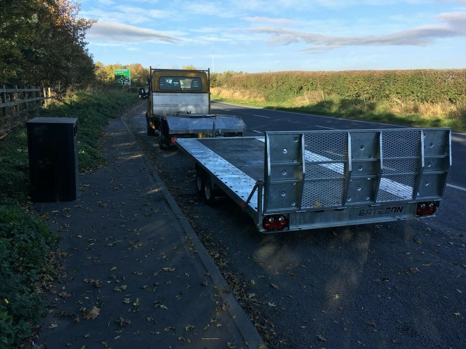 BATESON PT44 HYDRAULIC TWIN AXLE TILT BED TRAILER WITH DROP DOWN RAMP, AS NEW CONDITION *PLUS VAT* - Image 2 of 5