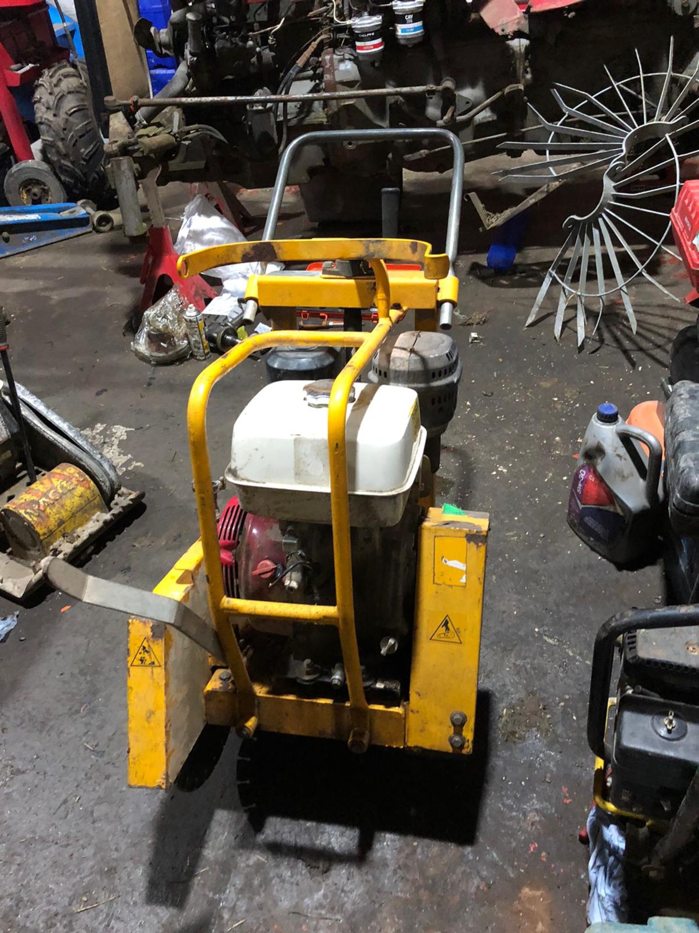 SHATAL CS402 FLOOR/ROAD SAW, HONDA GX390 ENGINE, RUNS AND WORKS WELL, IN GOOD CONDITION *NO VAT* - Image 2 of 5
