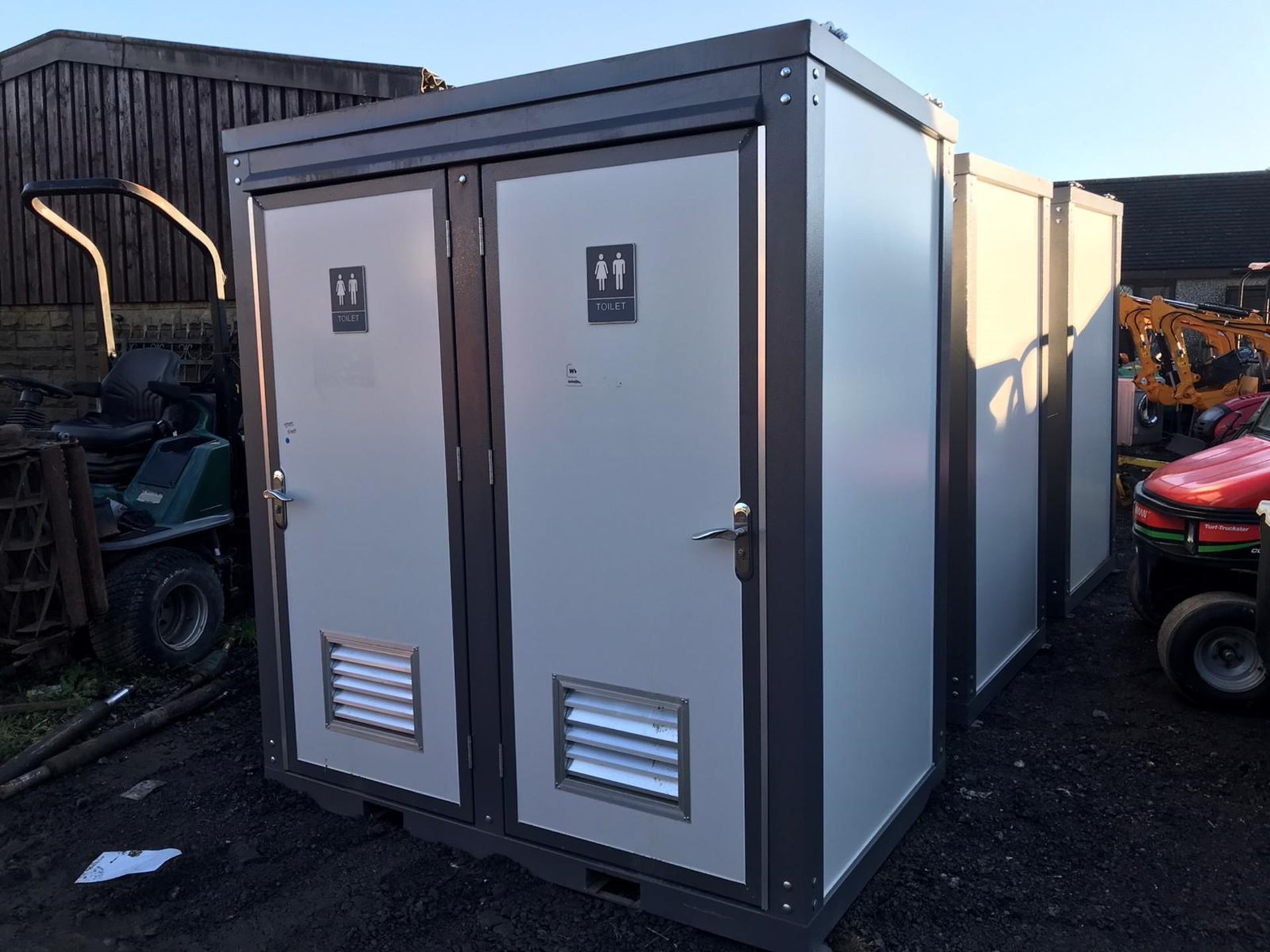 PORTABLE DOUBLE TOILET UNIT / TOILET BLOCK MENS WOMENS, C/W SINK & TOILET, FORKLIFT 4-WAY ENTRY