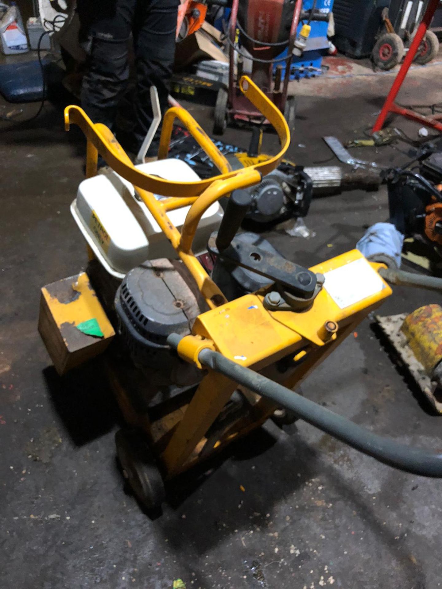 SHATAL CS402 FLOOR/ROAD SAW, HONDA GX390 ENGINE, RUNS AND WORKS WELL, IN GOOD CONDITION *NO VAT* - Image 4 of 5