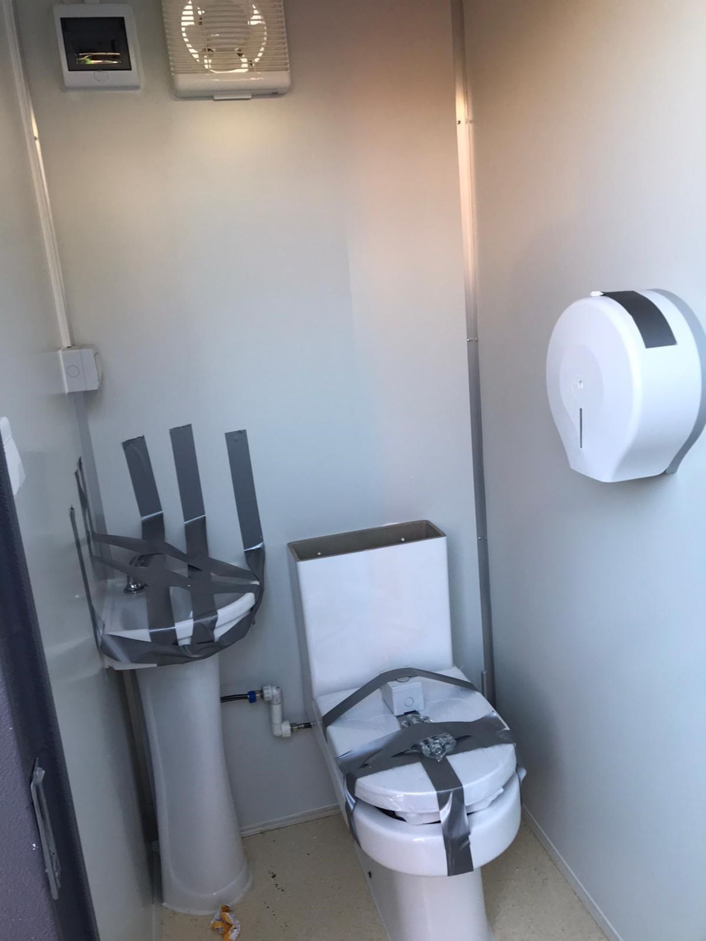 PORTABLE DOUBLE TOILET UNIT / TOILET BLOCK MENS WOMENS, C/W SINK & TOILET, FORKLIFT 4-WAY ENTRY - Image 2 of 3