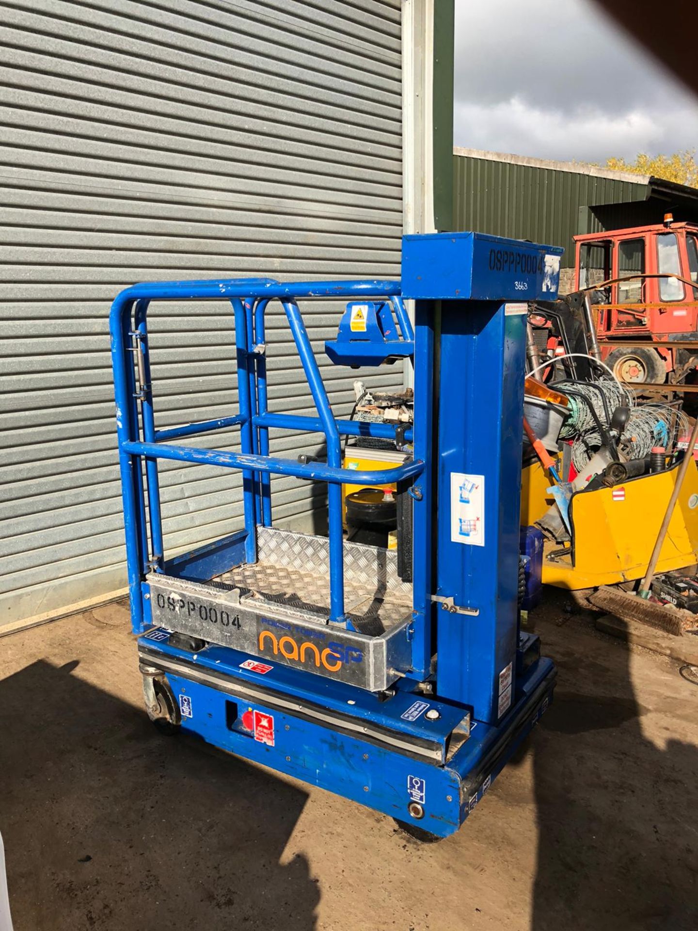 POWER TOWER SELF PROPELLED ELECTRIC LIFT, VERY EASY TO USE *PLUS VAT*