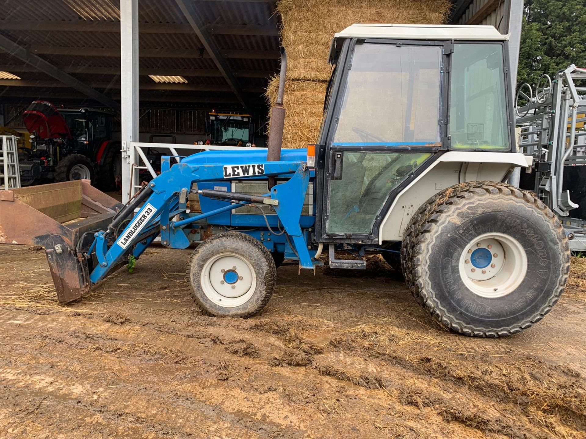 FORD 1920 BLUE COMPACT UTILITY TRACTOR C/W LEWIS LANDLUGGER 33 FRONT LOADER ATTACHMENT BUCKET - Image 5 of 11