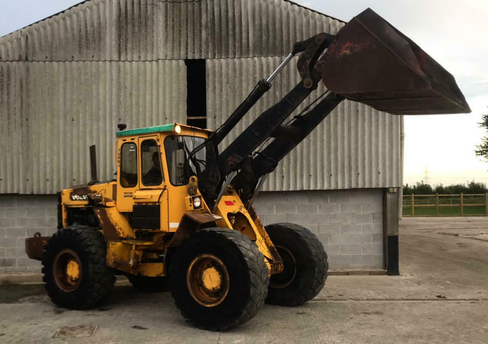 VOLVO 4400 LOADING SHOVEL