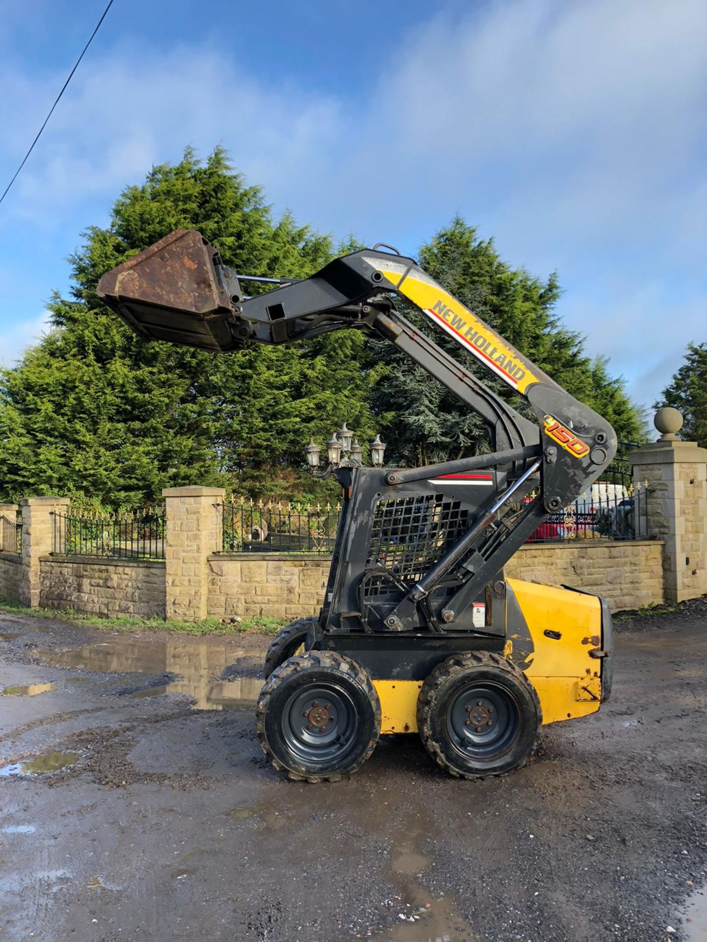 NEW HOLLAND L150 SKID STEER LOADER 4WD WITH BUCKET, RUNS, WORKS AND LIFTS *PLUS VAT* - Image 4 of 6