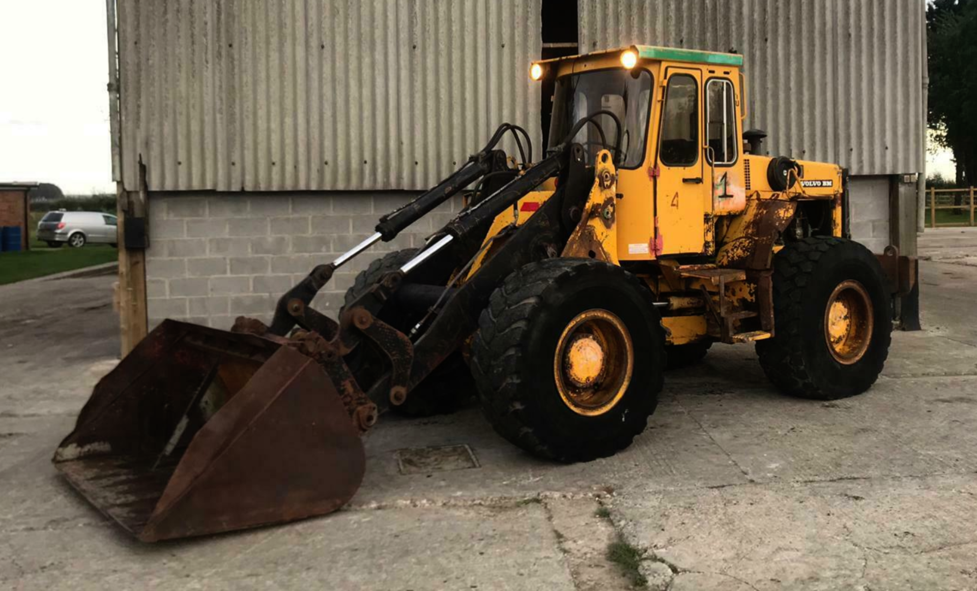 VOLVO 4400 LOADING SHOVEL - Image 2 of 13